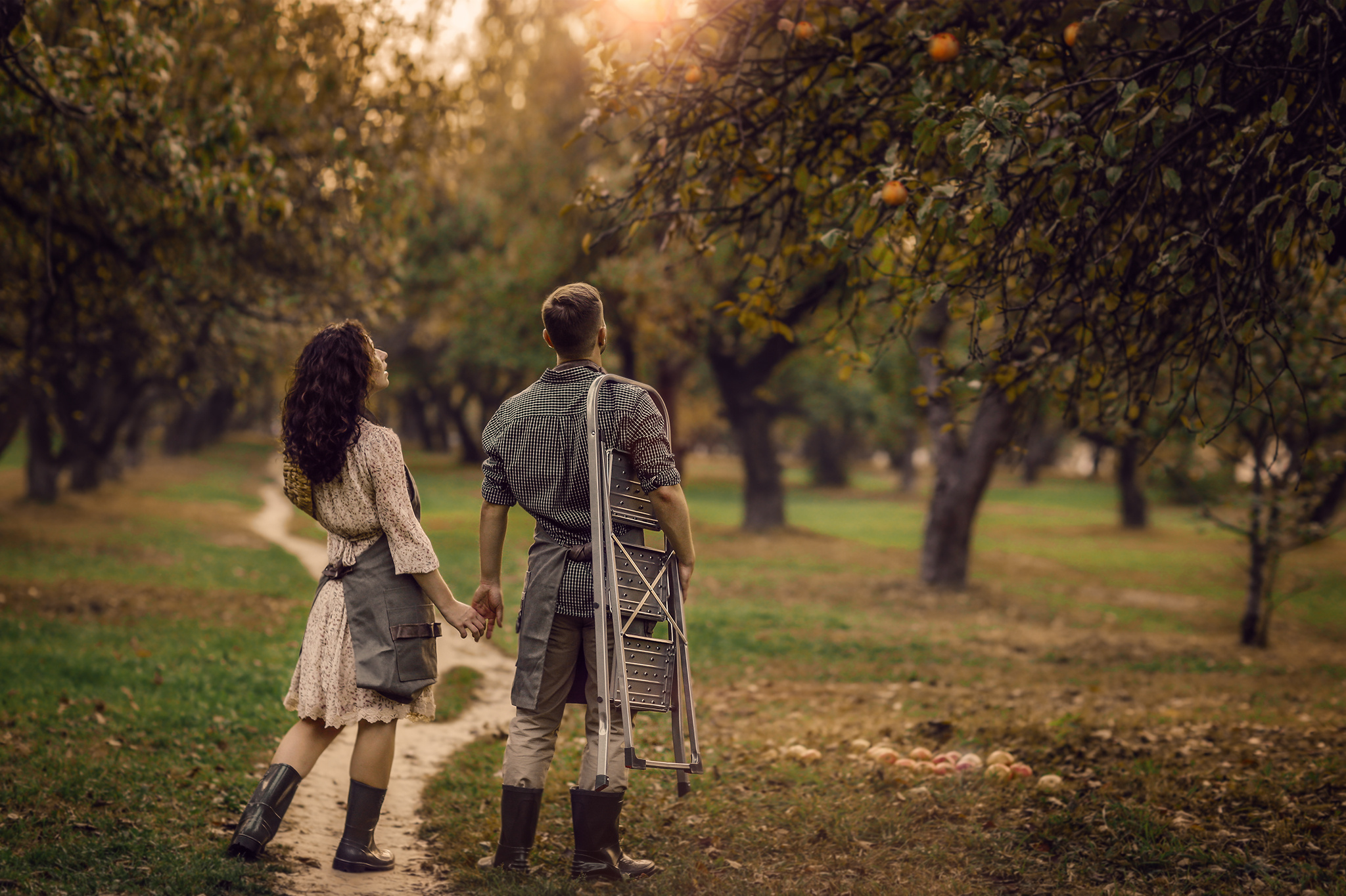 Аня и Дима, сбор урожая яблок. Семейный фотограф в Москве Марина Петра