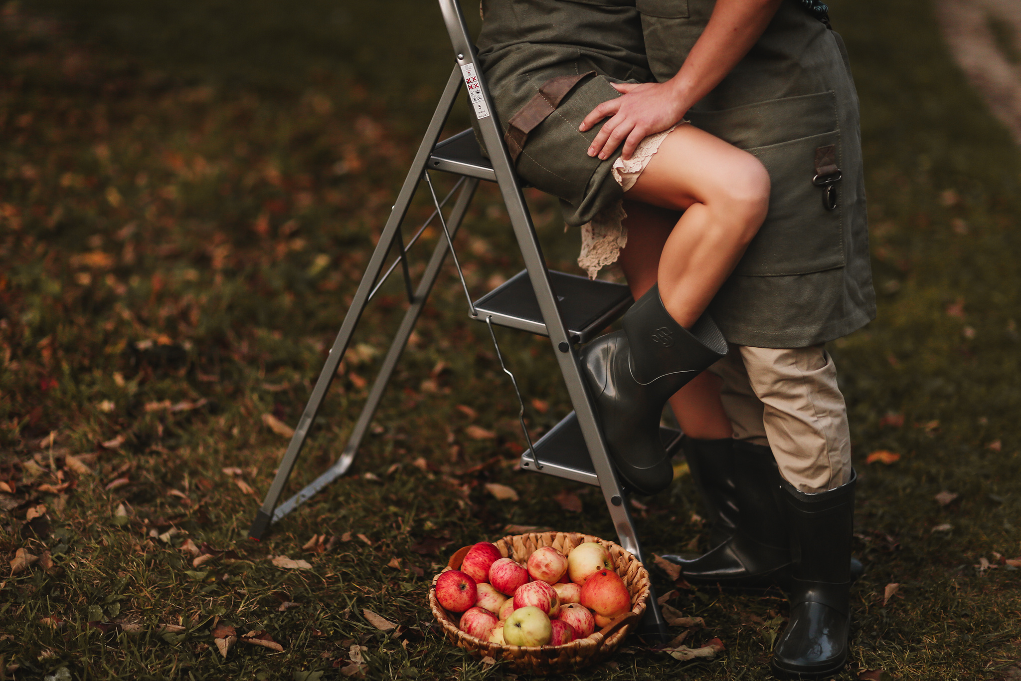 Аня и Дима, сбор урожая яблок. Семейный фотограф в Москве Марина Петра