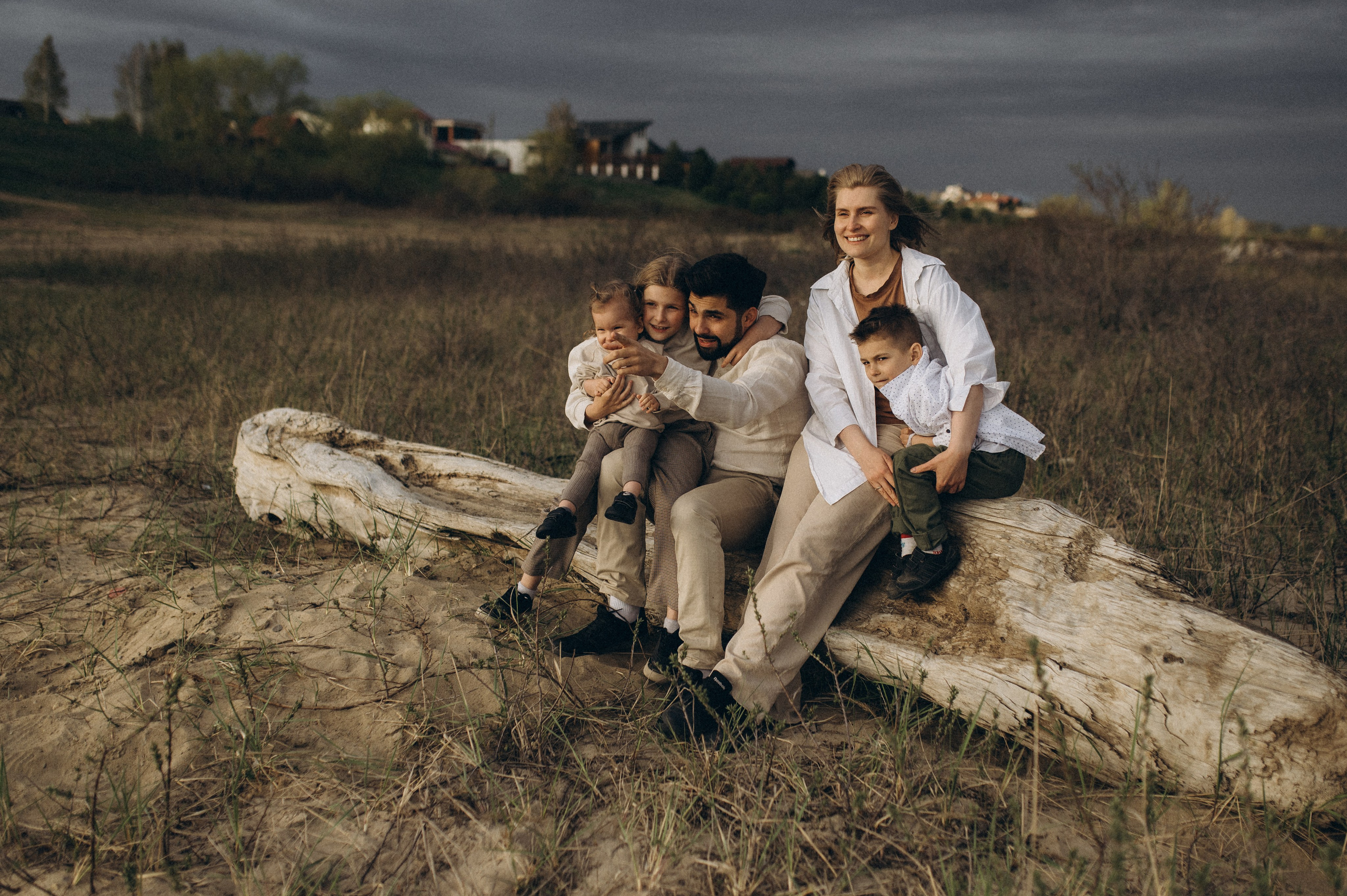 Прогулочная фотосессия семьи на берегу обского моря. Семейный фотограф в Новосибирске Женя Индрикова