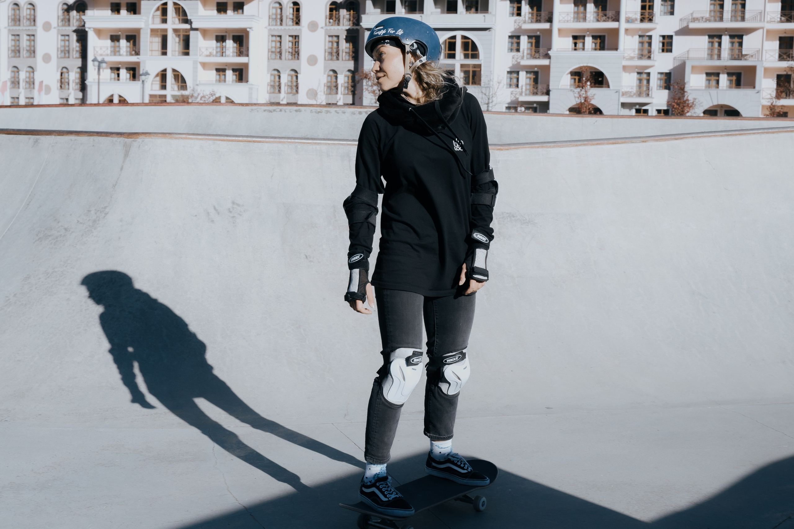 Фотоснимок катающий на скейте девушки 