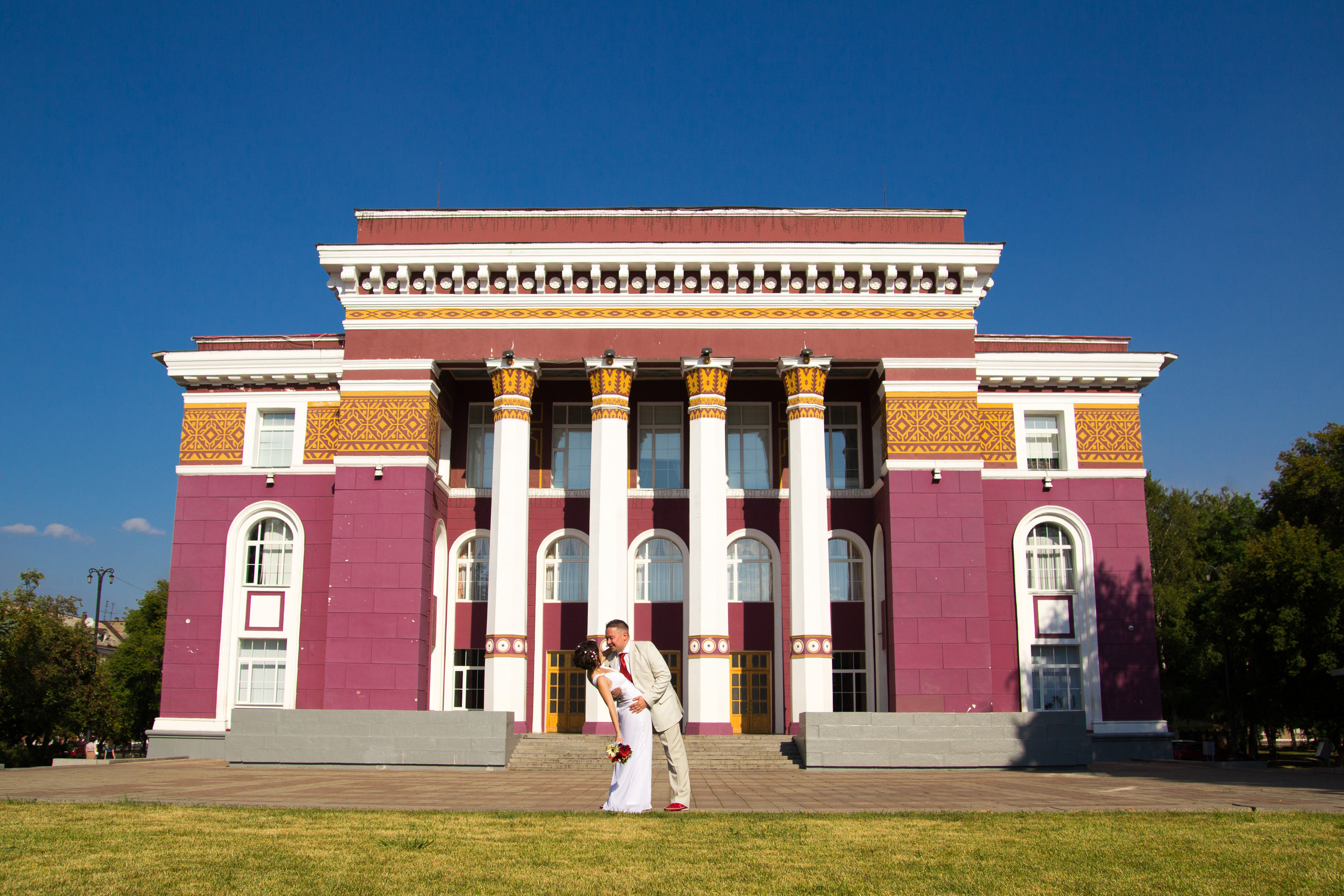 Свадебная прогулка Рафаэля и Галины в городе Салават. Фотограф в Сочи Тиунова Маргарита и Тиунов Евгений