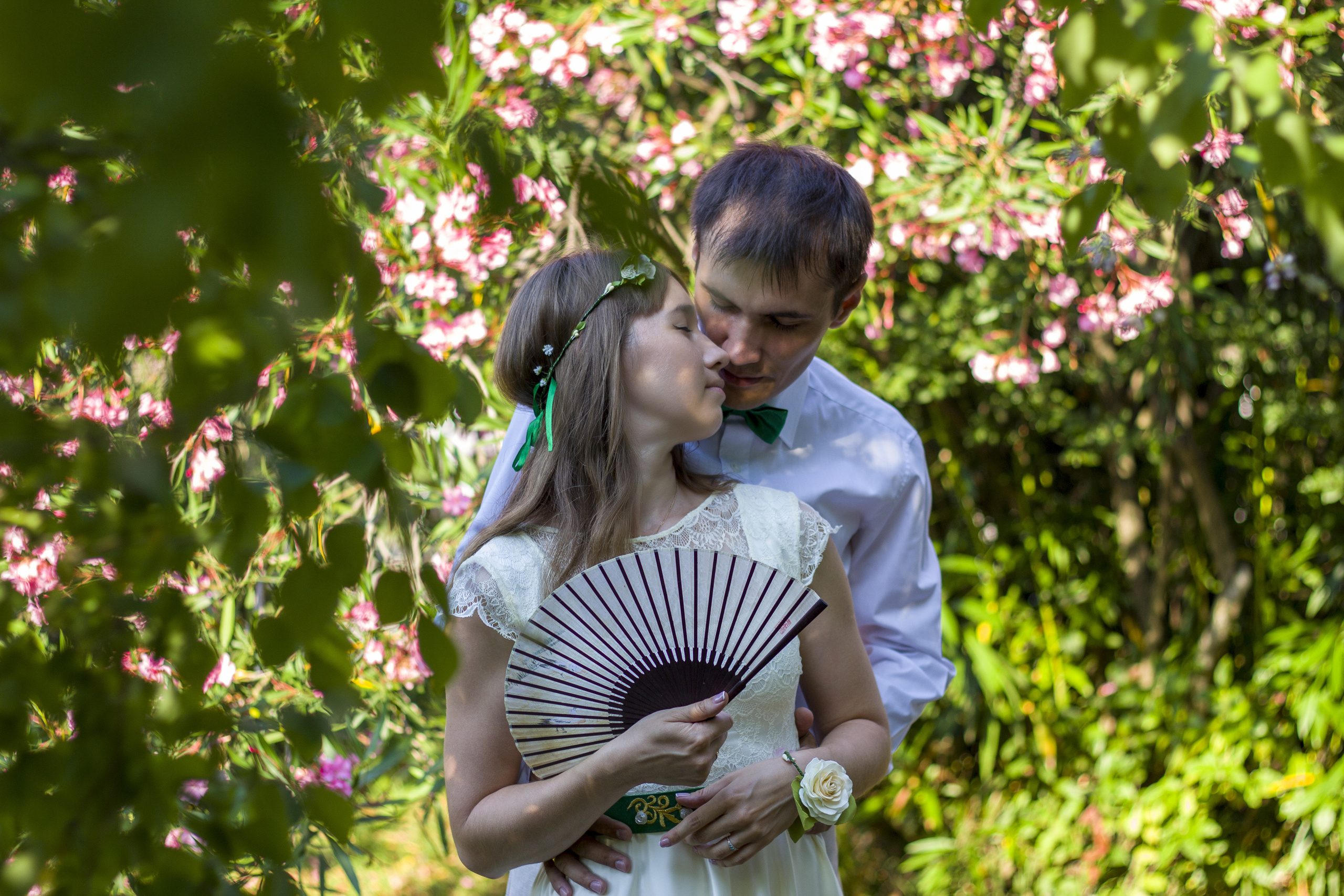 Летняя свадебная прогулка в Адлере на море и в парке южные культуры. Фотограф в Сочи Тиунова Маргарита и Тиунов Евгений