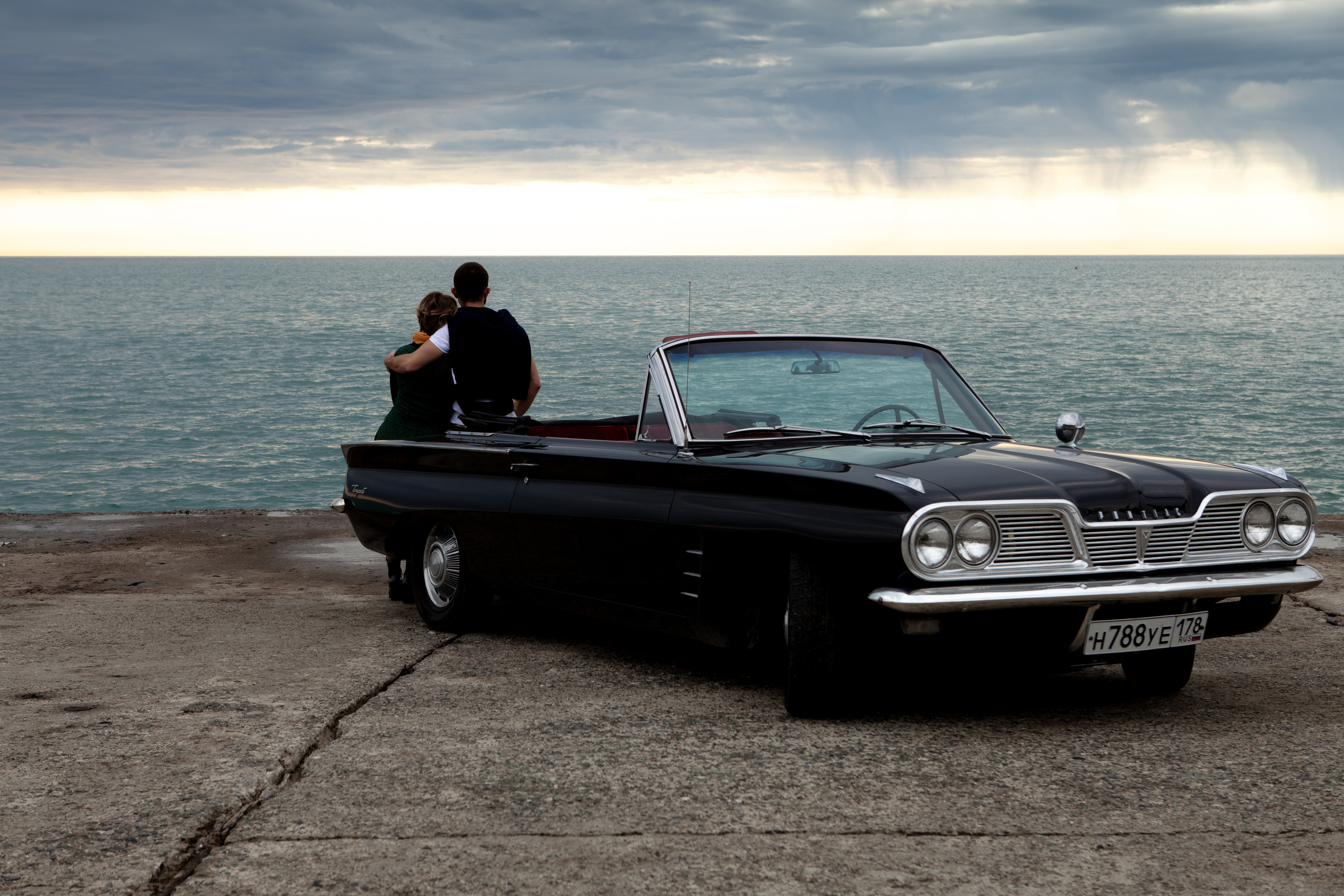 Фотосессия пары с машиной. Фотограф в Сочи Тиунова Маргарита и Тиунов Евгений
