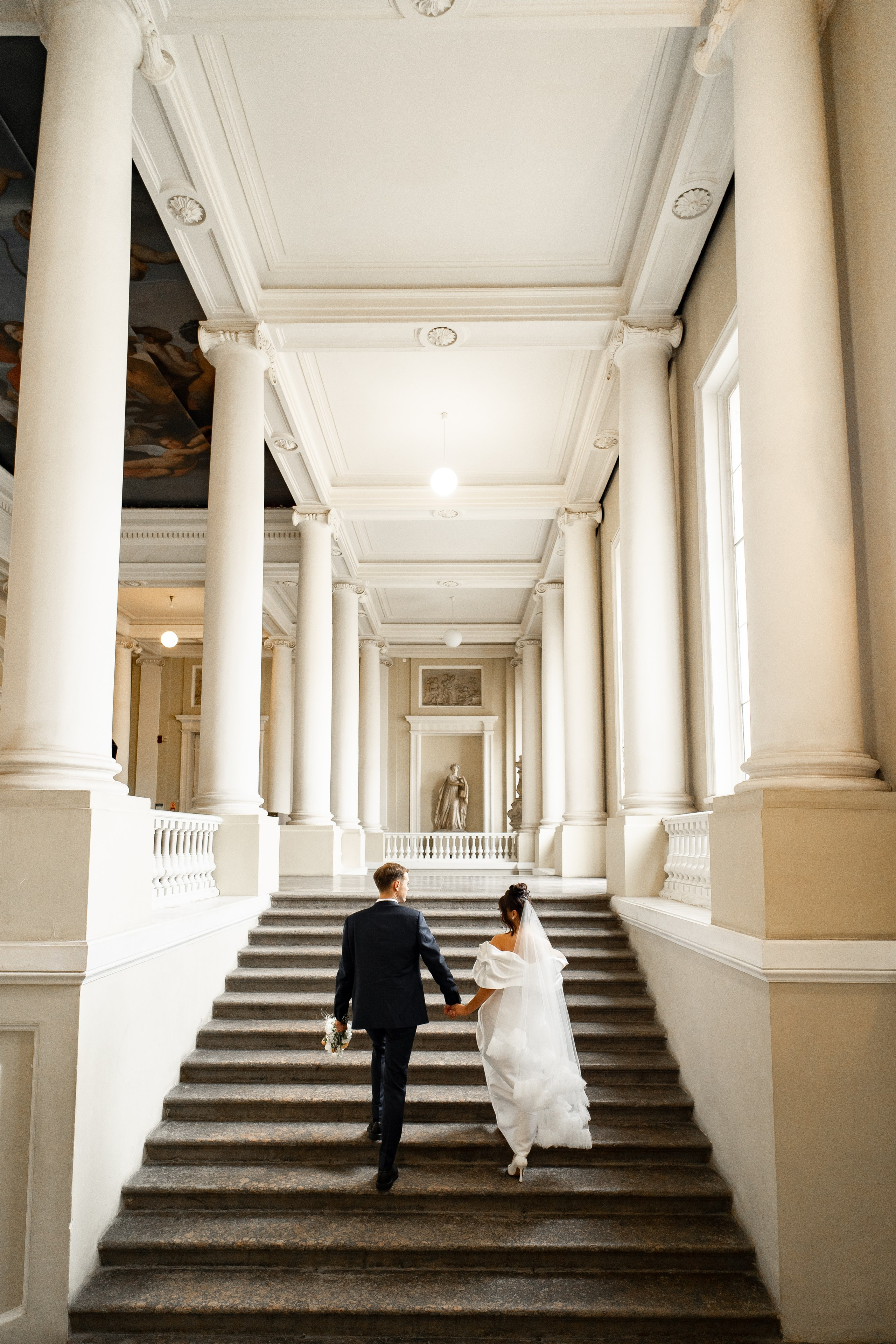 Сборы в отеле Индиго, съемка в Академии художеств, роспись во дворце бракосочетания№ 2 и банкет Нева Холл. Свадебный фотограф Александр Невский в Санкт-Петербурге