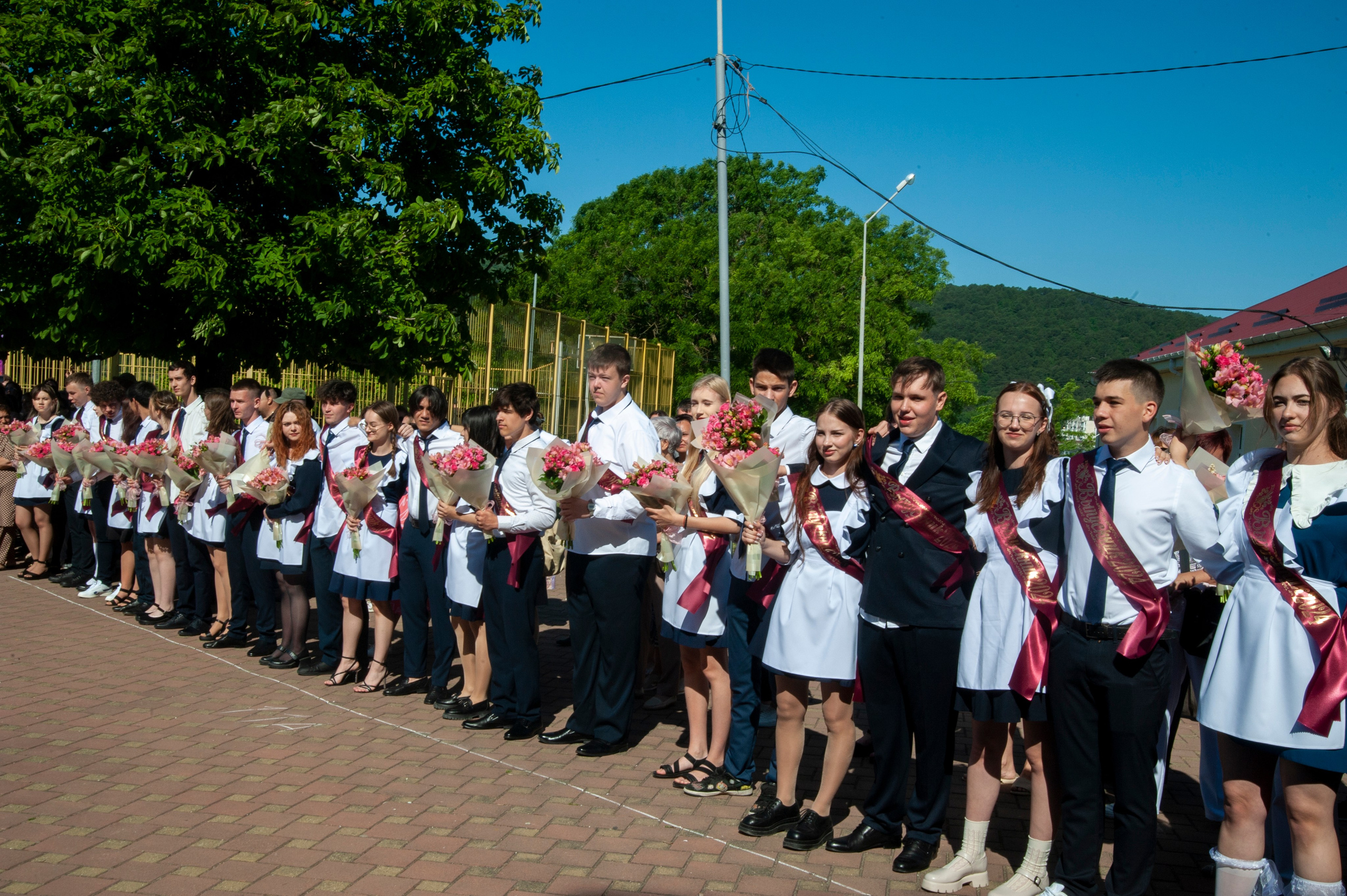 Последний Звонок МАОУ СОШ № 17 им. Эдуарда Есаяна — Архипо-Осиповка. Свадебный и семейный фотограф Денис Лукьянов в Краснодаре, Краснодарском крае и Республике Крым