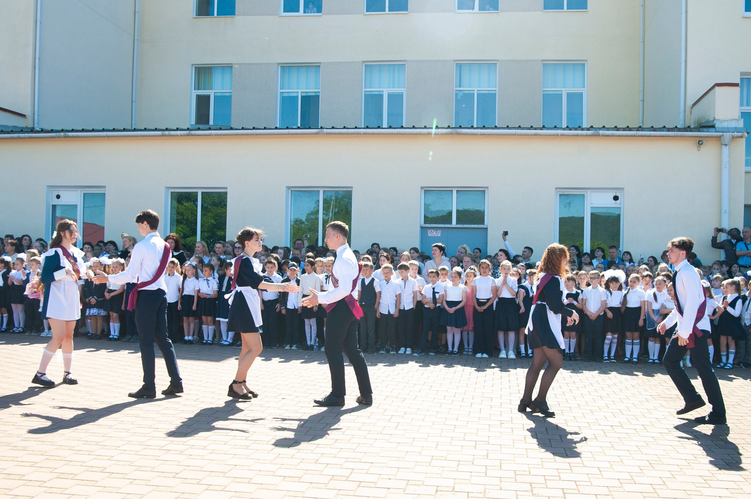 Последний Звонок МАОУ СОШ № 17 им. Эдуарда Есаяна — Архипо-Осиповка. Свадебный и семейный фотограф Денис Лукьянов в Краснодаре, Краснодарском крае и Республике Крым