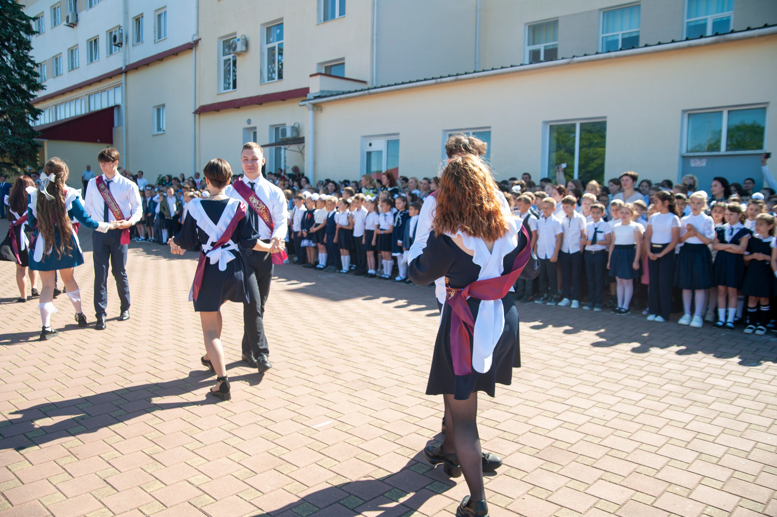 Последний Звонок МАОУ СОШ № 17 им. Эдуарда Есаяна — Архипо-Осиповка. Свадебный и семейный фотограф Денис Лукьянов в Краснодаре, Краснодарском крае и Республике Крым