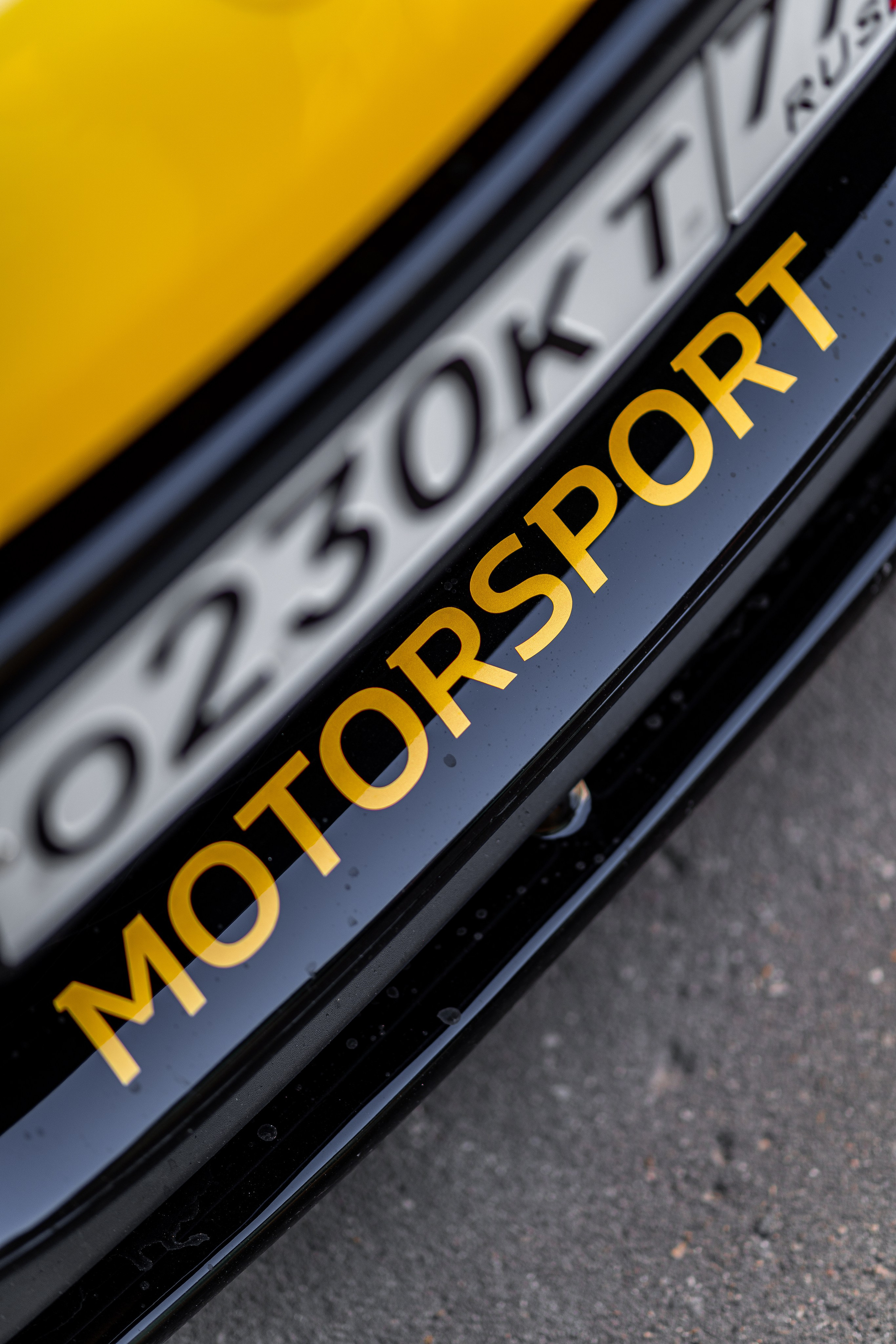 Спортивный хэтчбэк ездит по улицам Москвы. Жуков Илья  свадебный фотограф в Москве