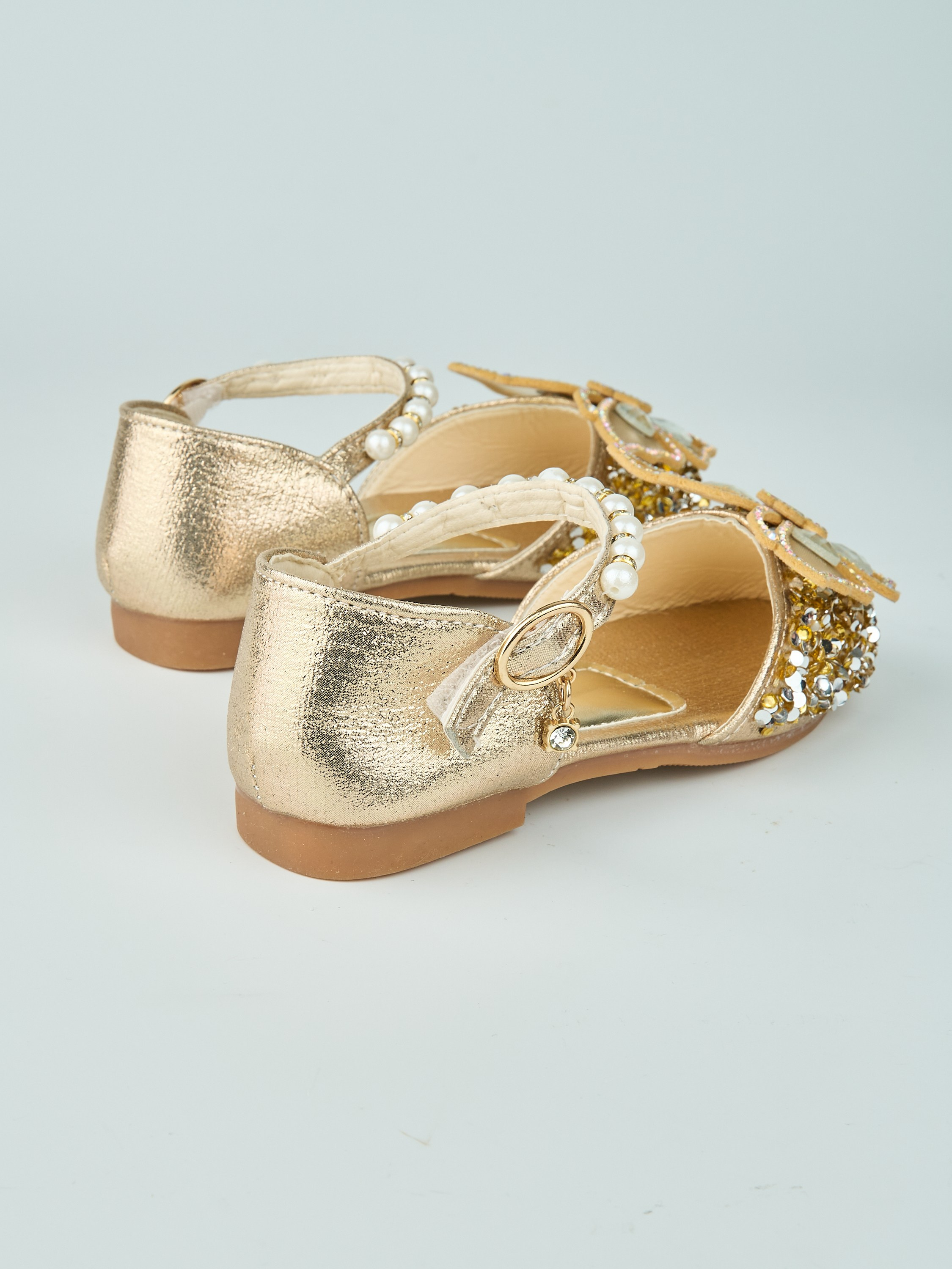 Каталожная фотосъёмка детских туфель для Wildberries