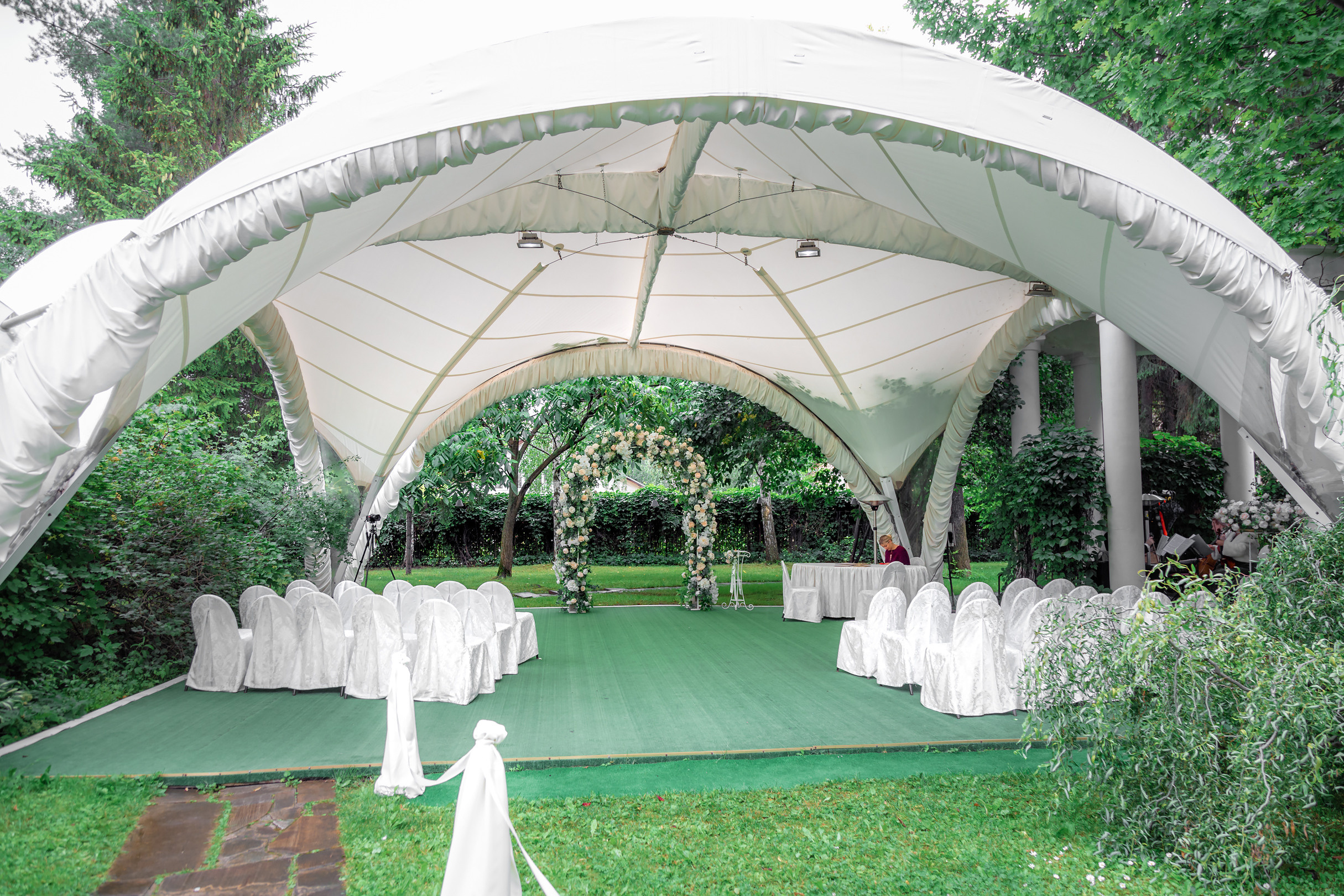 Свадьба на территории гостиницы Даниловская. Семейный и детский фотограф в Москве Елизавета Шишова