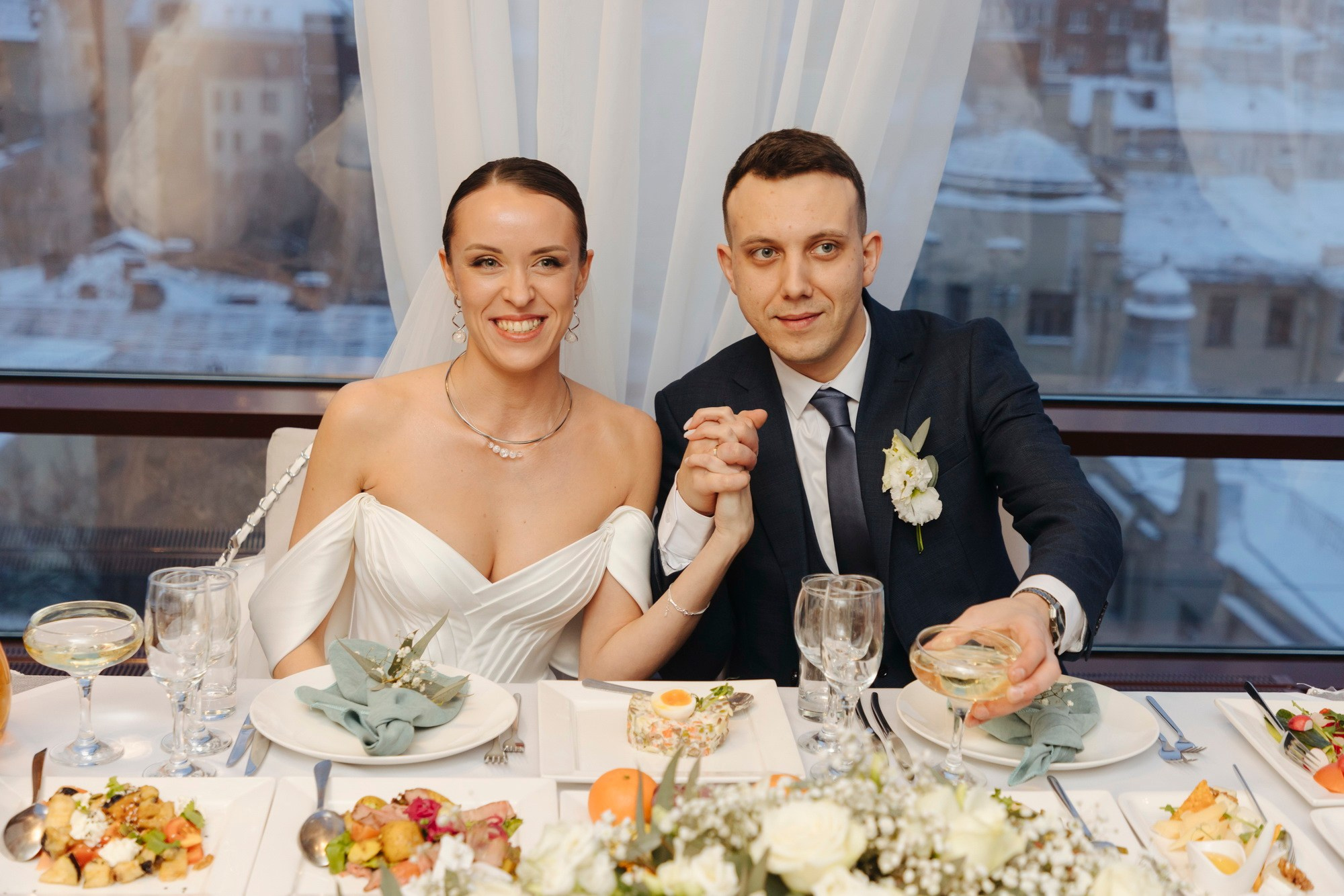 где купить свадебный букет, какой подарок подарить на свадьбу, свадебное платье где купить спб, свадебный салон, актуальные свадебные платья 2025, костюм для жениха, какой ресторан выбрать спб, отель для свадьбы