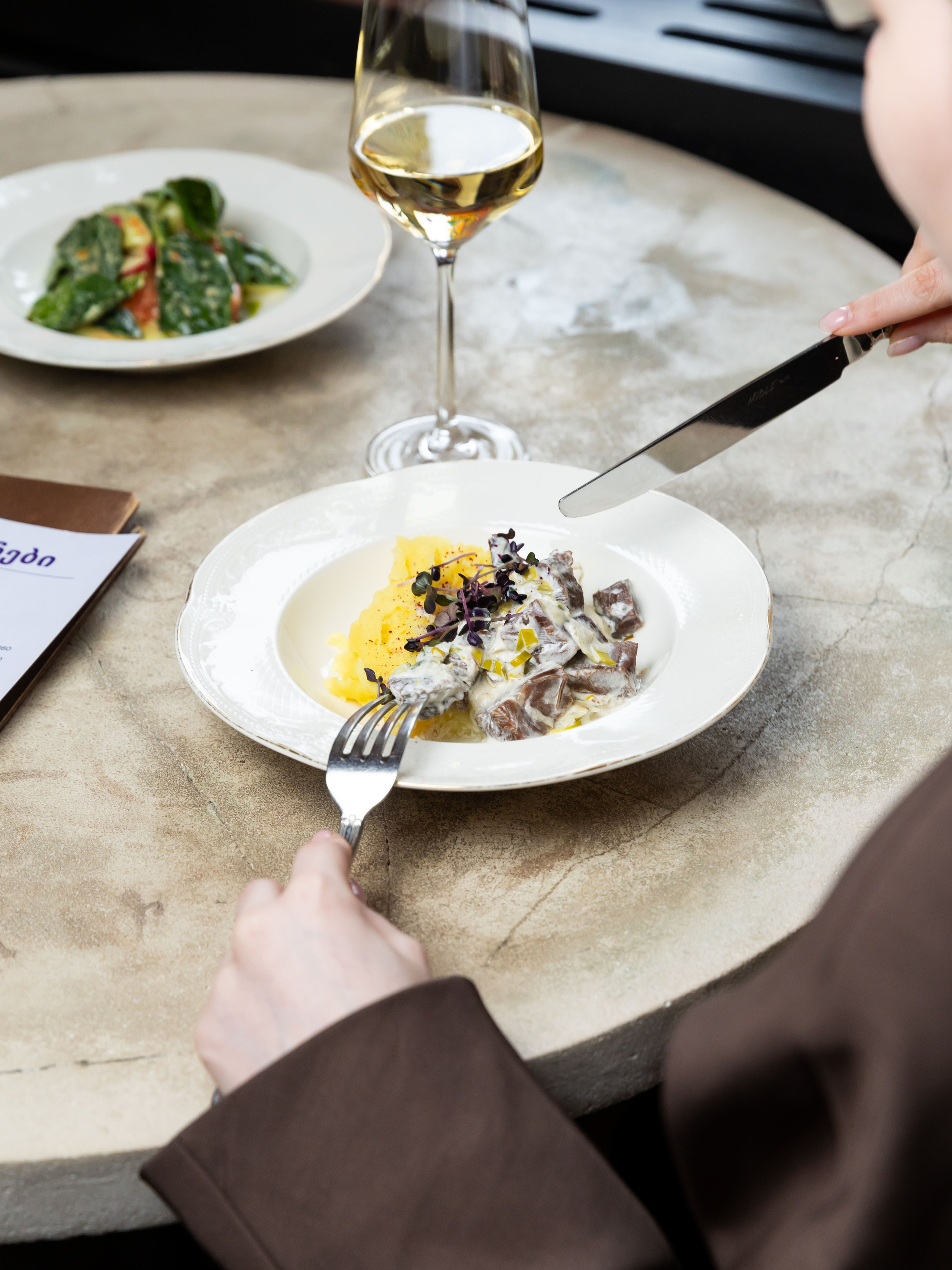 27.02.2026 Нино играет в&nbsp;домино