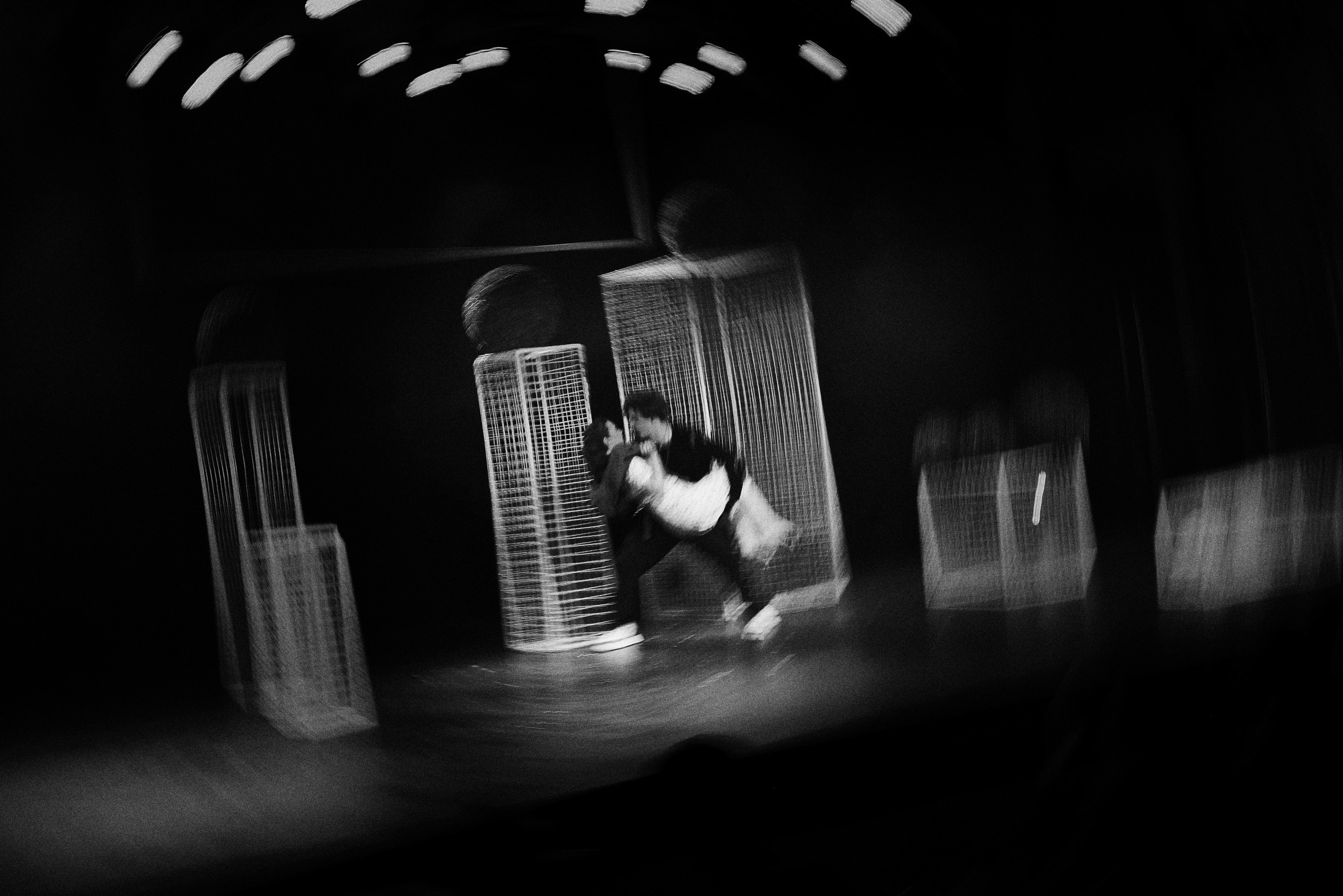 Спектакль «Дикарь» (серия — монохром), Театр «Сначала-Сначала театр». Наталья Алексеенко. Фотохудожник в Москве. Репортаж, портрет, стрит