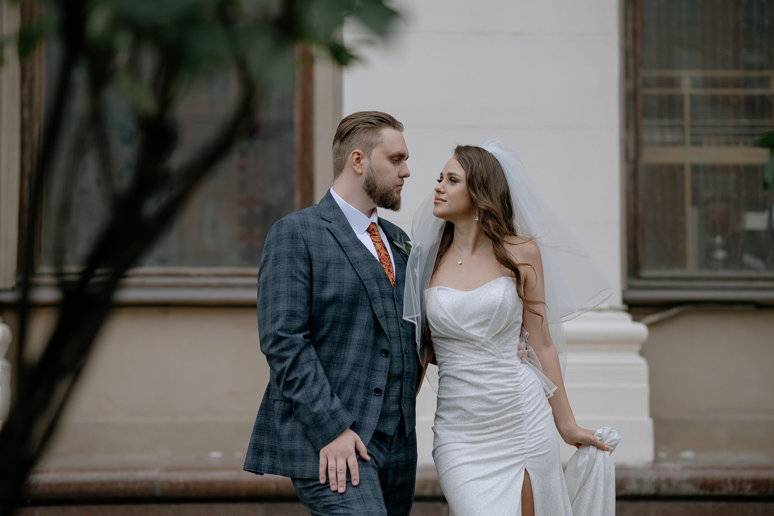 Фотосессия молодоженов около загса