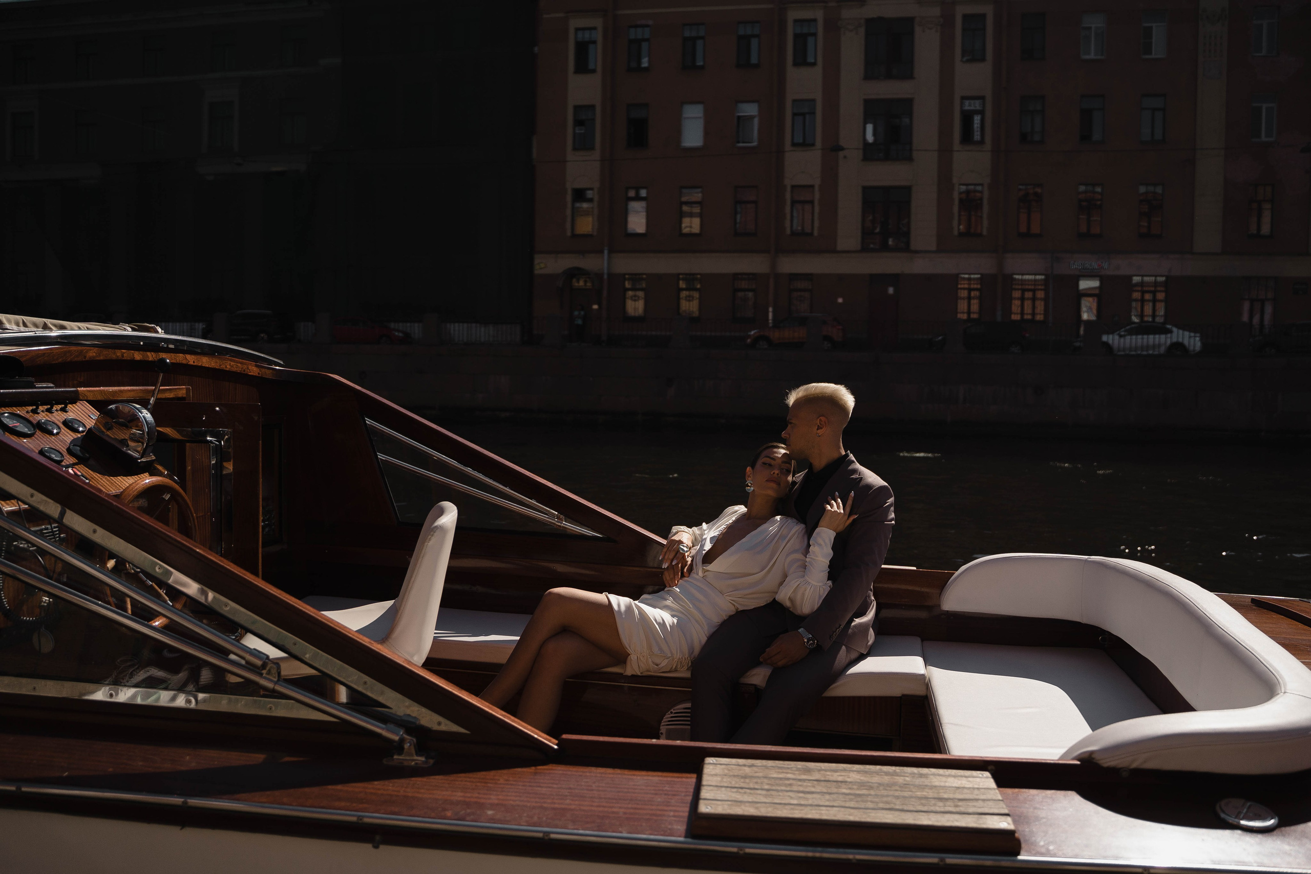 Прогулка на катере. Свадебный фотограф Казань Анастасия Доле