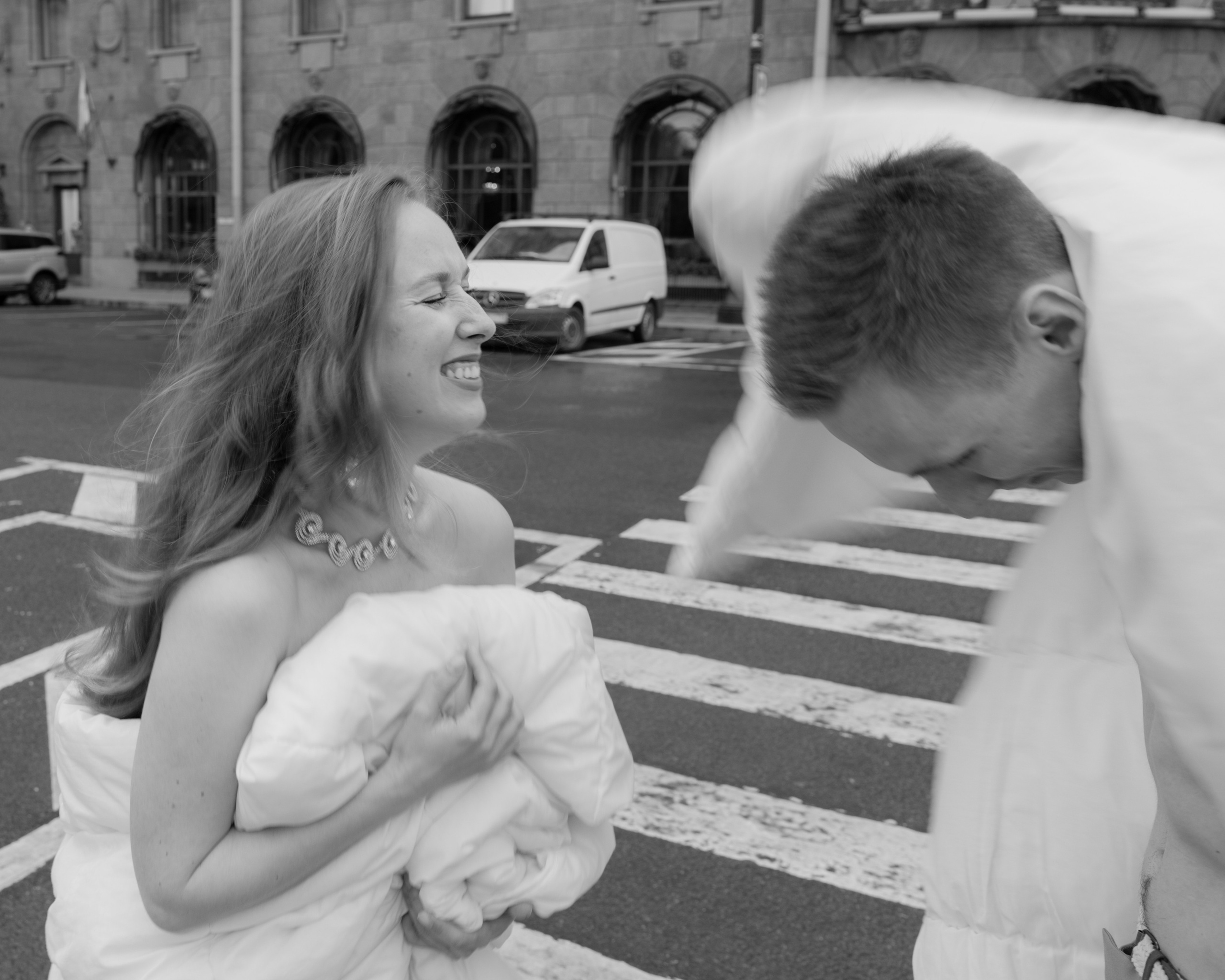 Лавстори прогулка в одеялах по ночному городу летом в Санкт-Петербурге. Фотограф в Санкт-Петербурге Вагнер Юлия