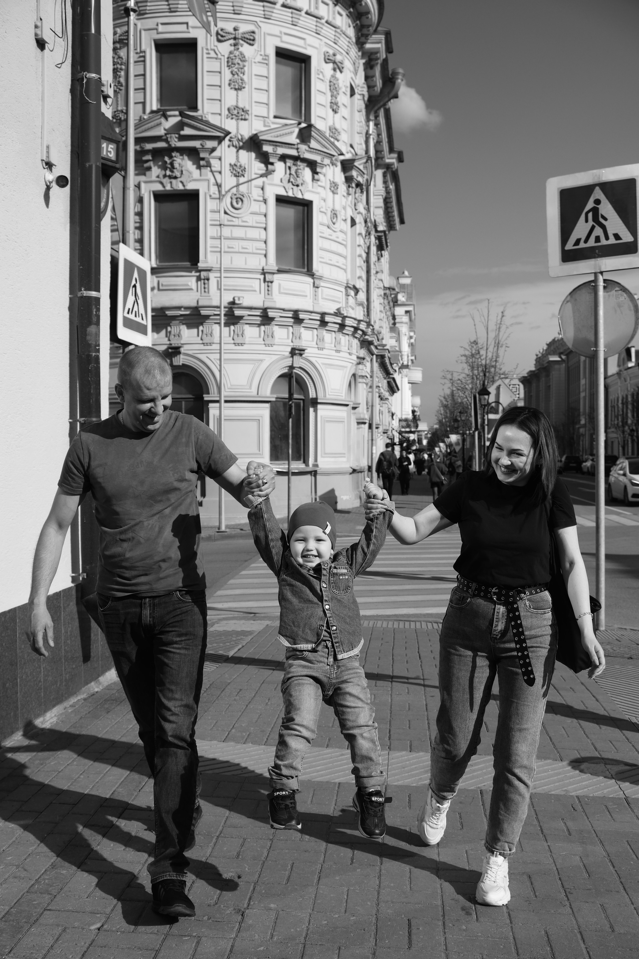 Прогулочная с ребенком. Фотограф на камеру и мобильная съемка в Казани Лидия