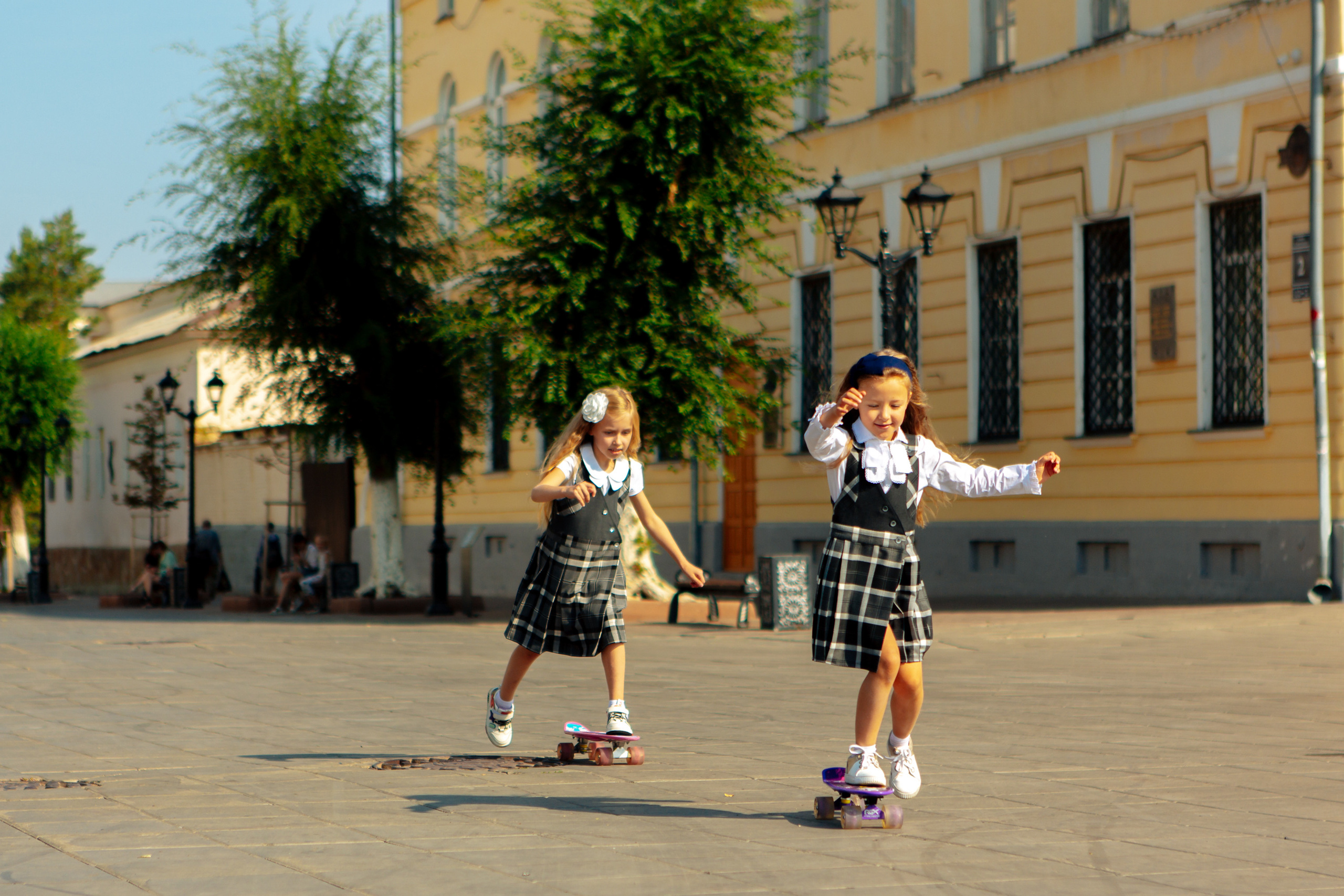 Арина и Софа идут в школу. Фотограф в Оренбурге. Профессиональный фотограф