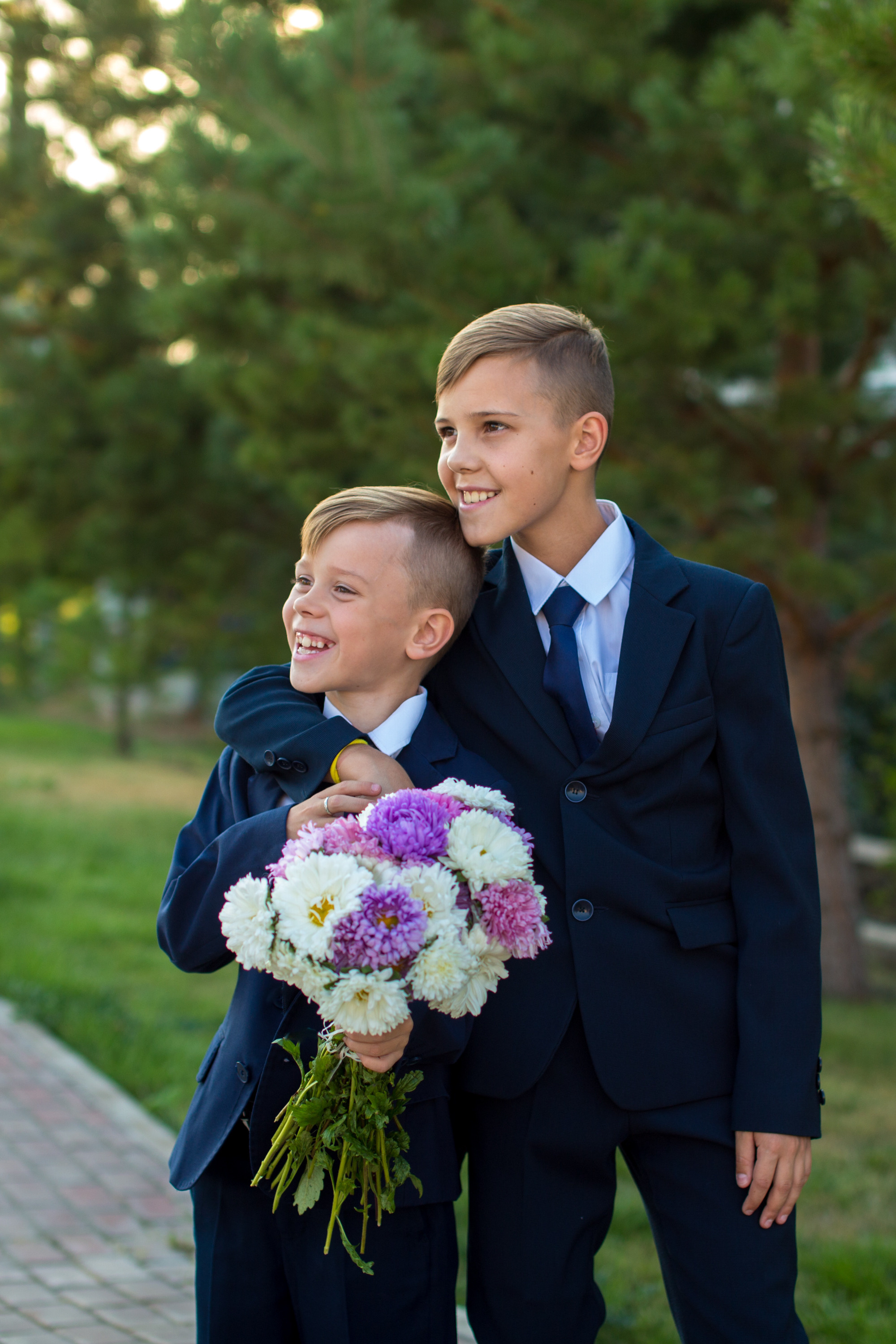 Тимофей и Полина идут в школу. Фотограф в Оренбурге. Профессиональный фотограф