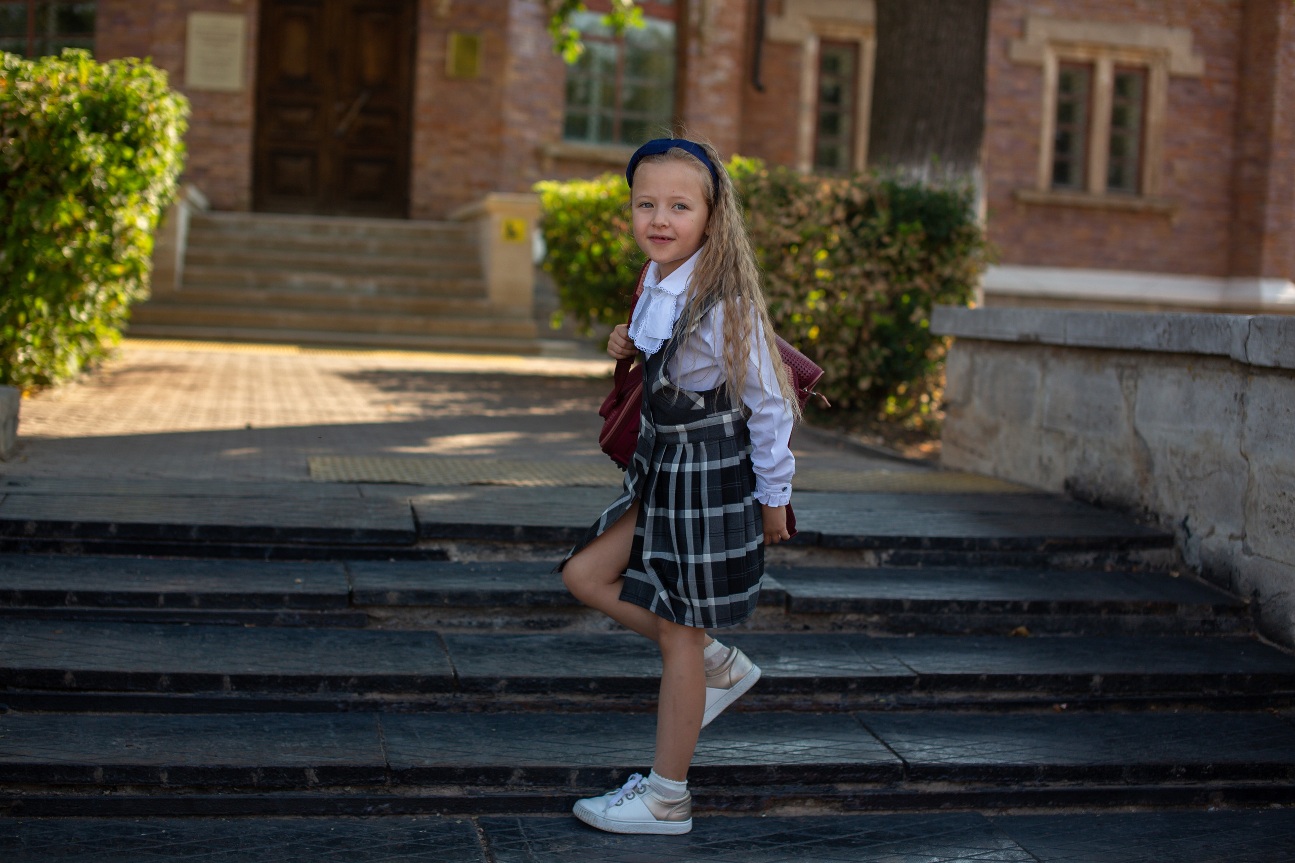 Арина и Софа идут в школу. Фотограф в Оренбурге. Профессиональный фотограф