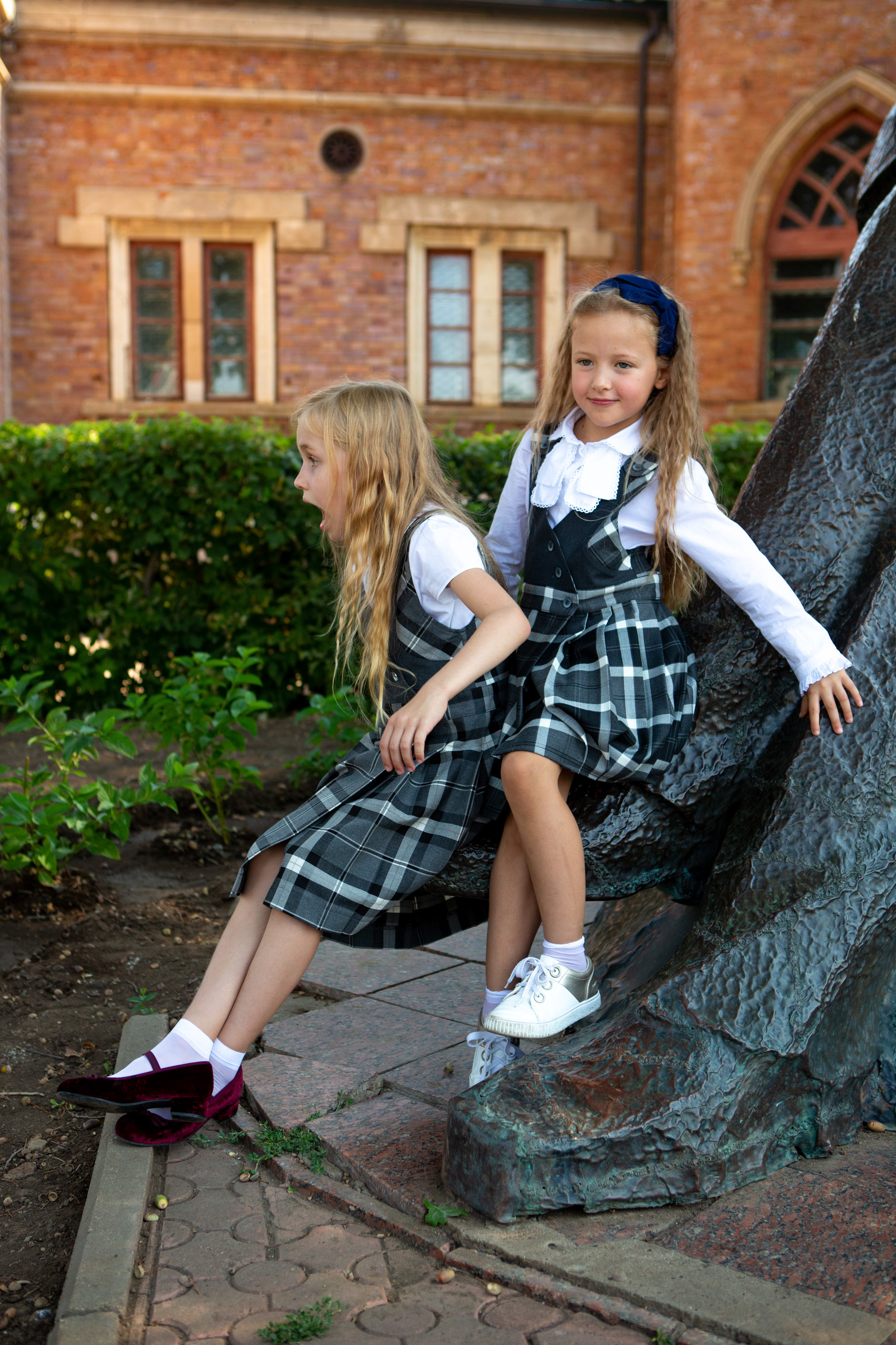 Арина и Софа идут в школу. Фотограф в Оренбурге. Профессиональный фотограф