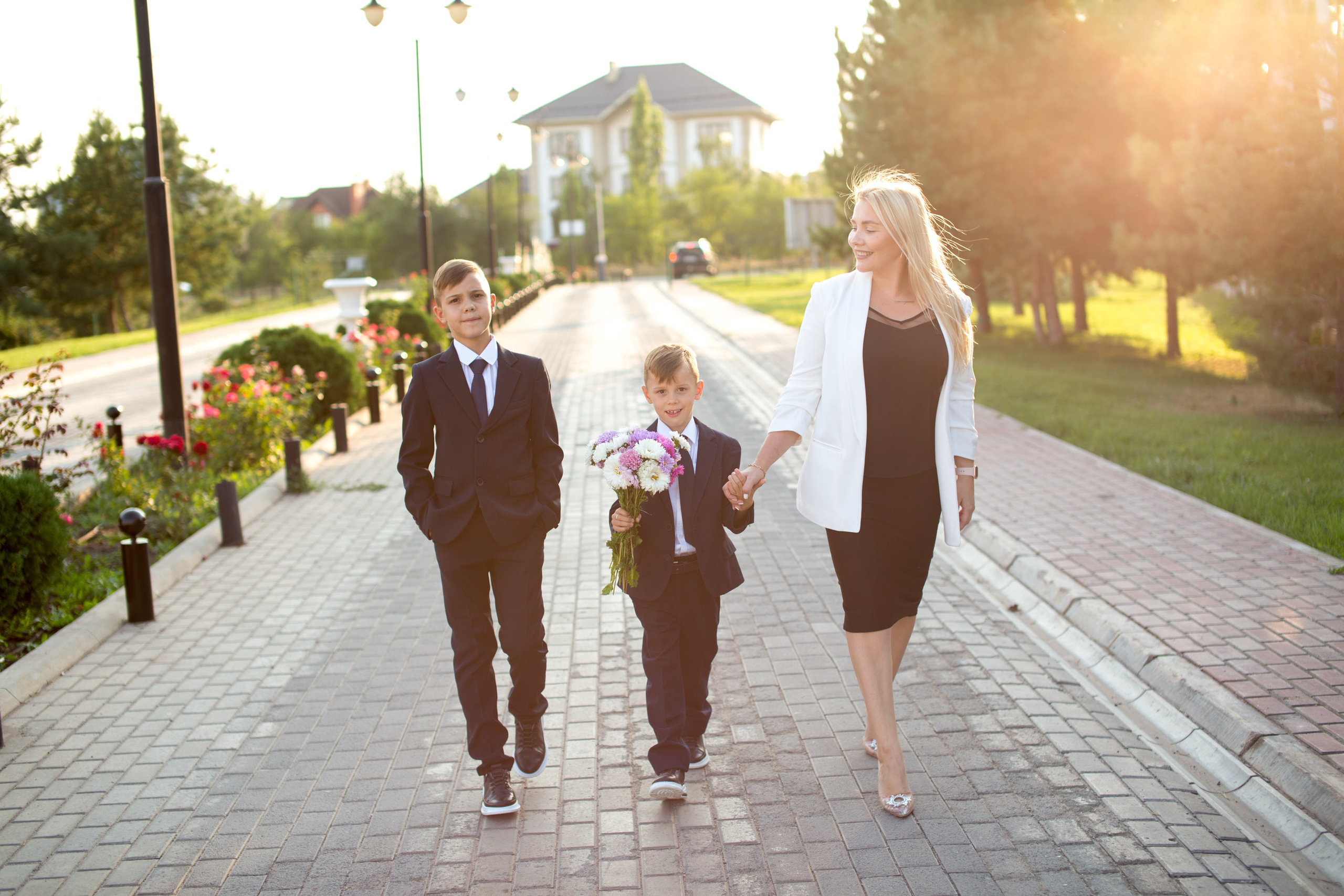 Тимофей и Полина идут в школу. Фотограф в Оренбурге. Профессиональный фотограф