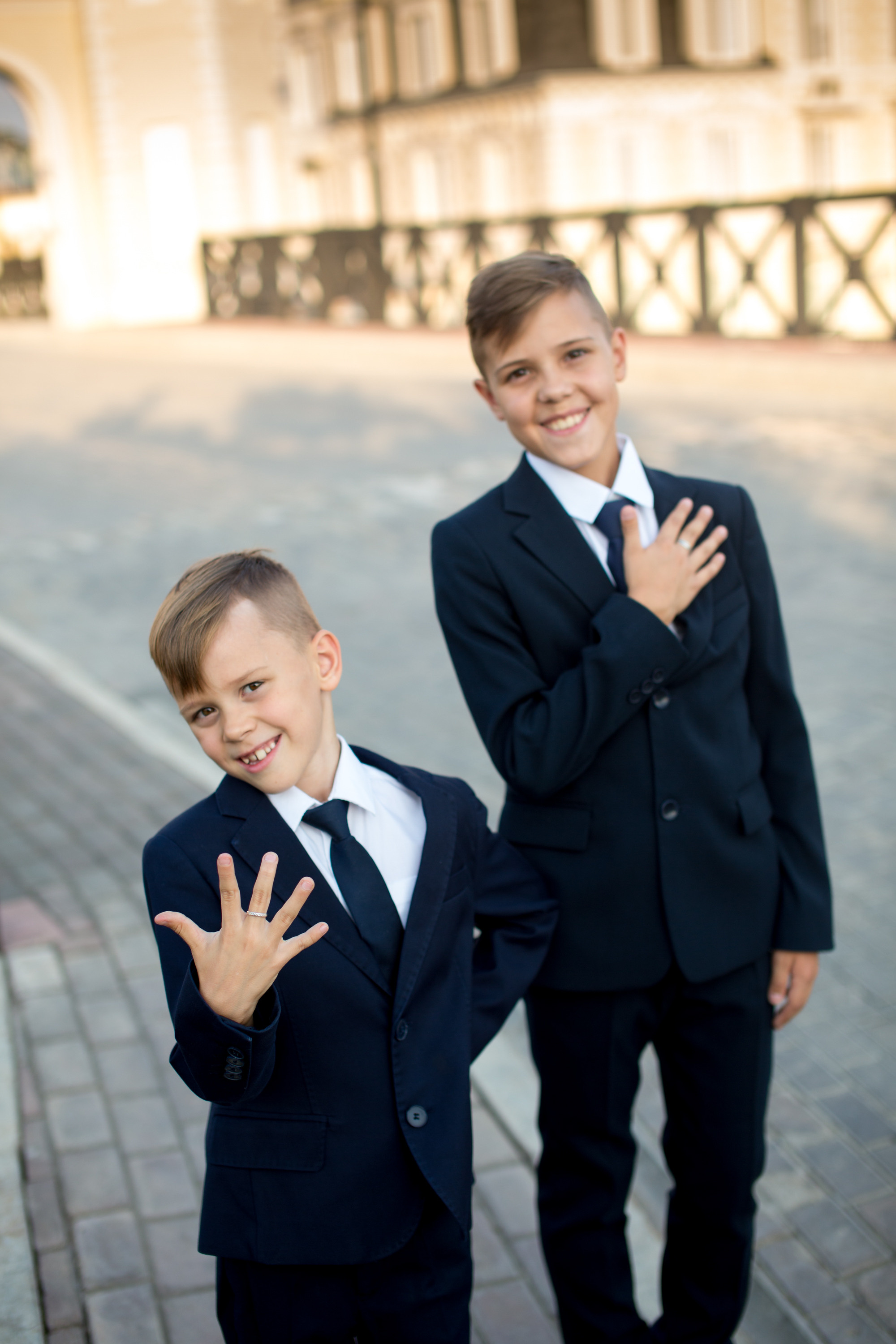 Тимофей и Полина идут в школу. Фотограф в Оренбурге. Профессиональный фотограф