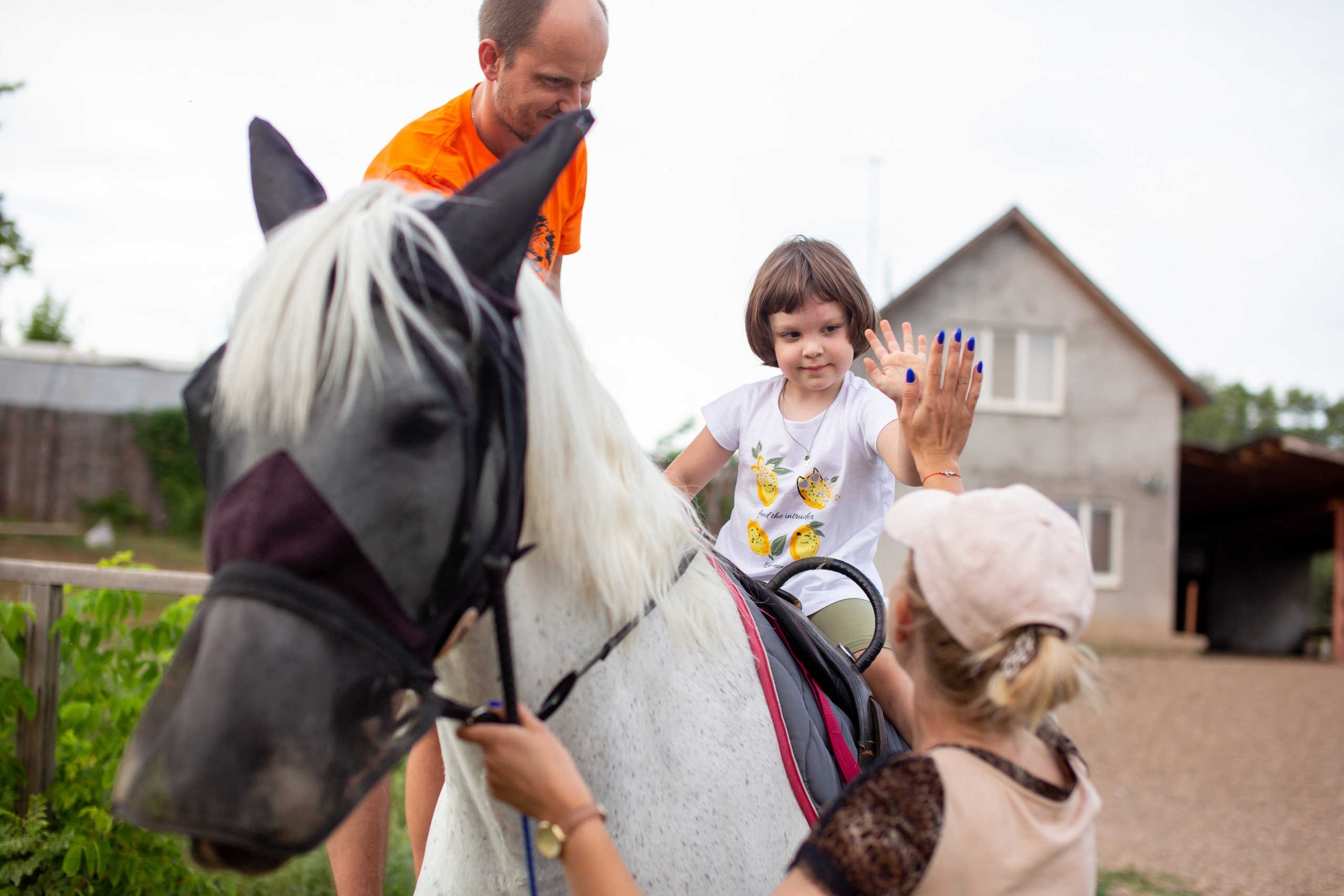 Верочка в конном клубе. Фотограф в Оренбурге. Профессиональный фотограф