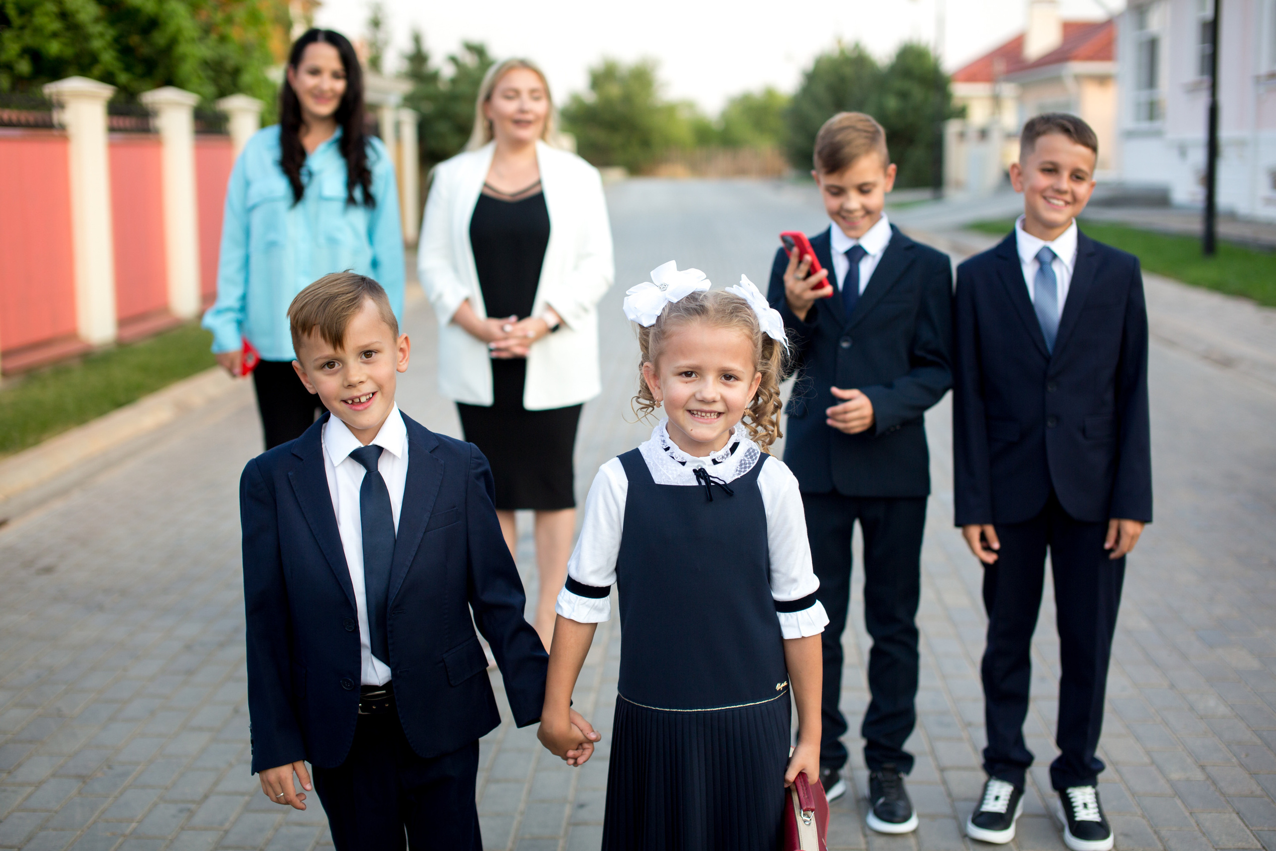 Тимофей и Полина идут в школу. Фотограф в Оренбурге. Профессиональный фотограф