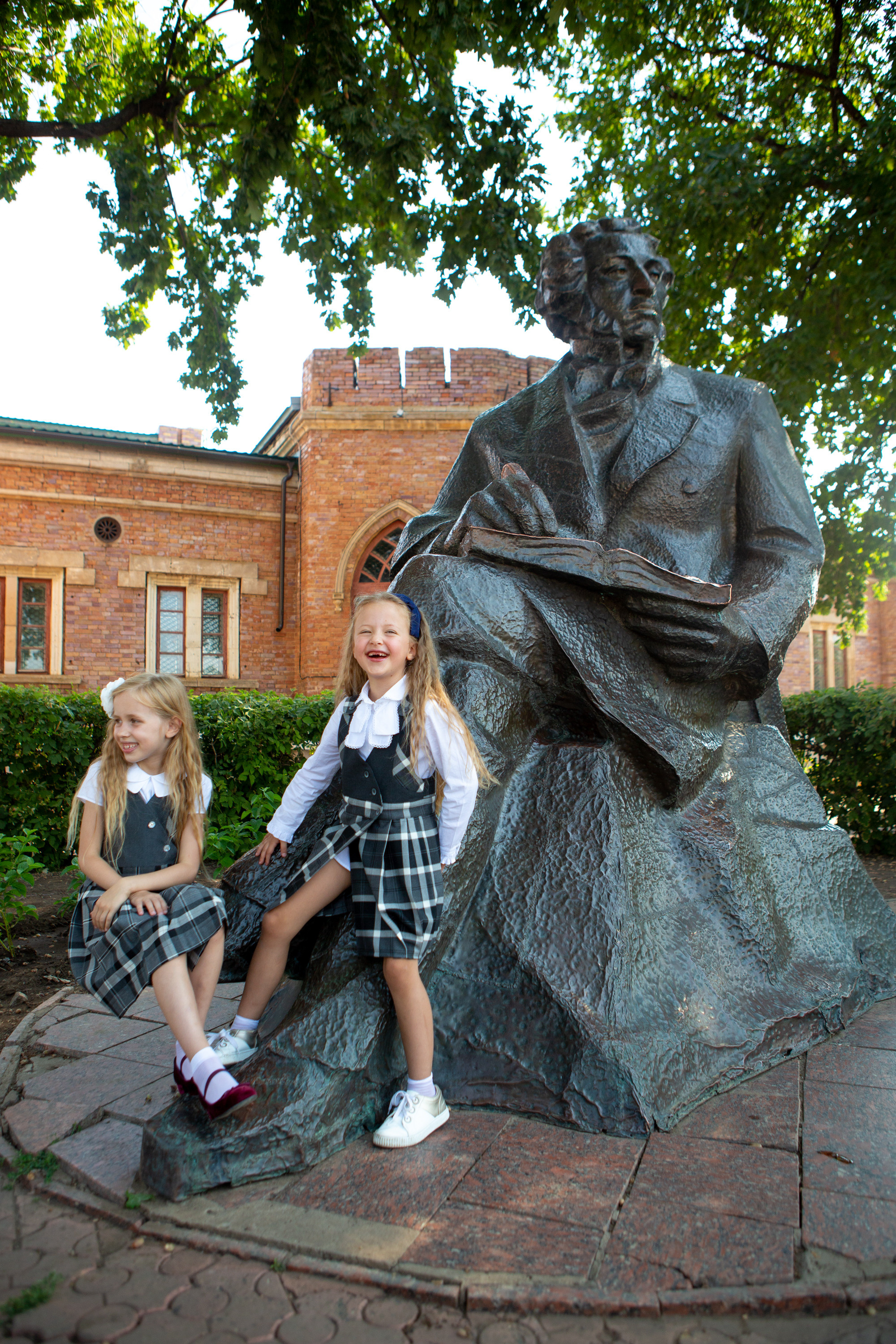 Арина и Софа идут в школу. Фотограф в Оренбурге. Профессиональный фотограф