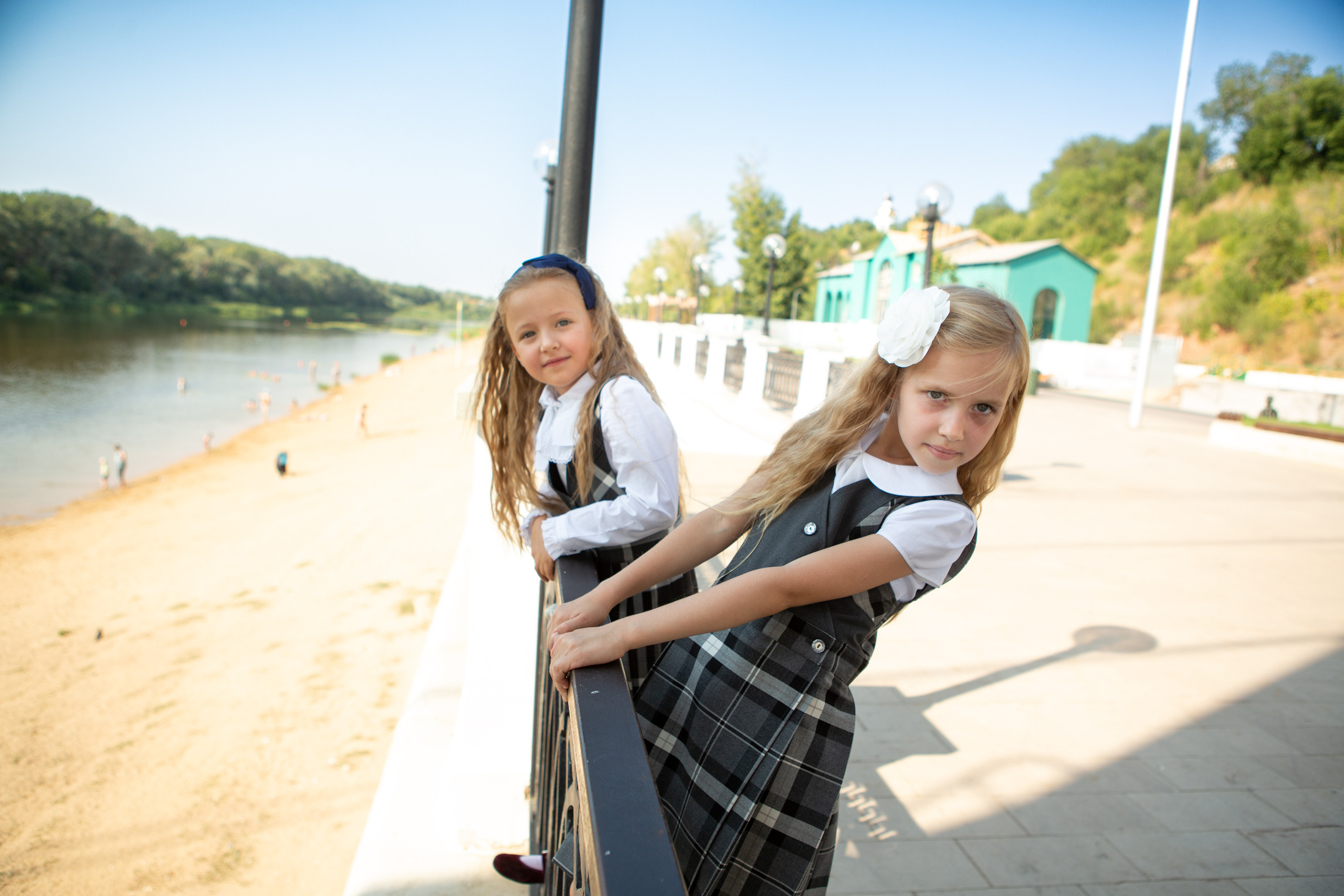 Арина и Софа идут в школу. Фотограф в Оренбурге. Профессиональный фотограф