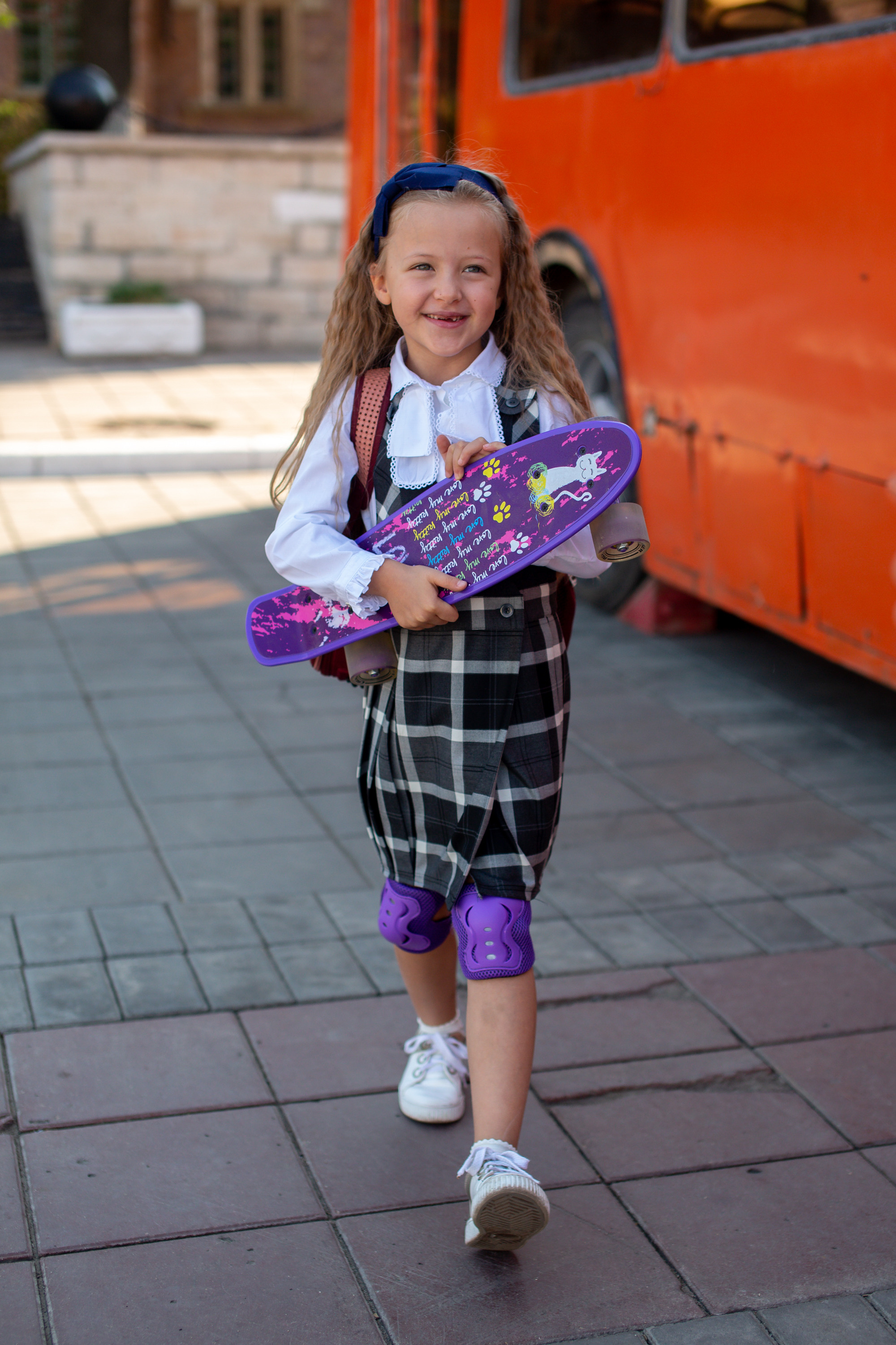 Арина и Софа идут в школу. Фотограф в Оренбурге. Профессиональный фотограф