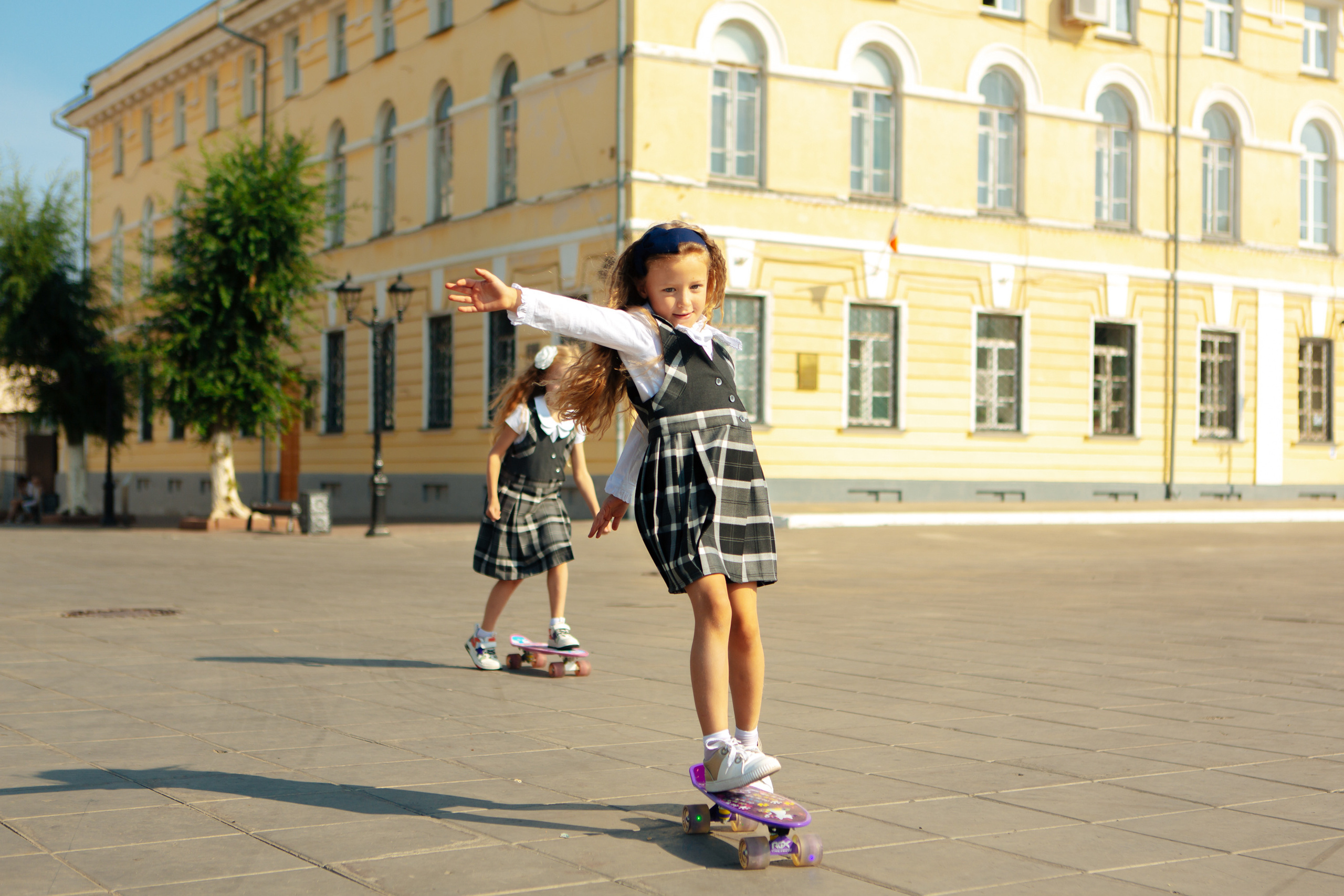 Арина и Софа идут в школу. Фотограф в Оренбурге. Профессиональный фотограф