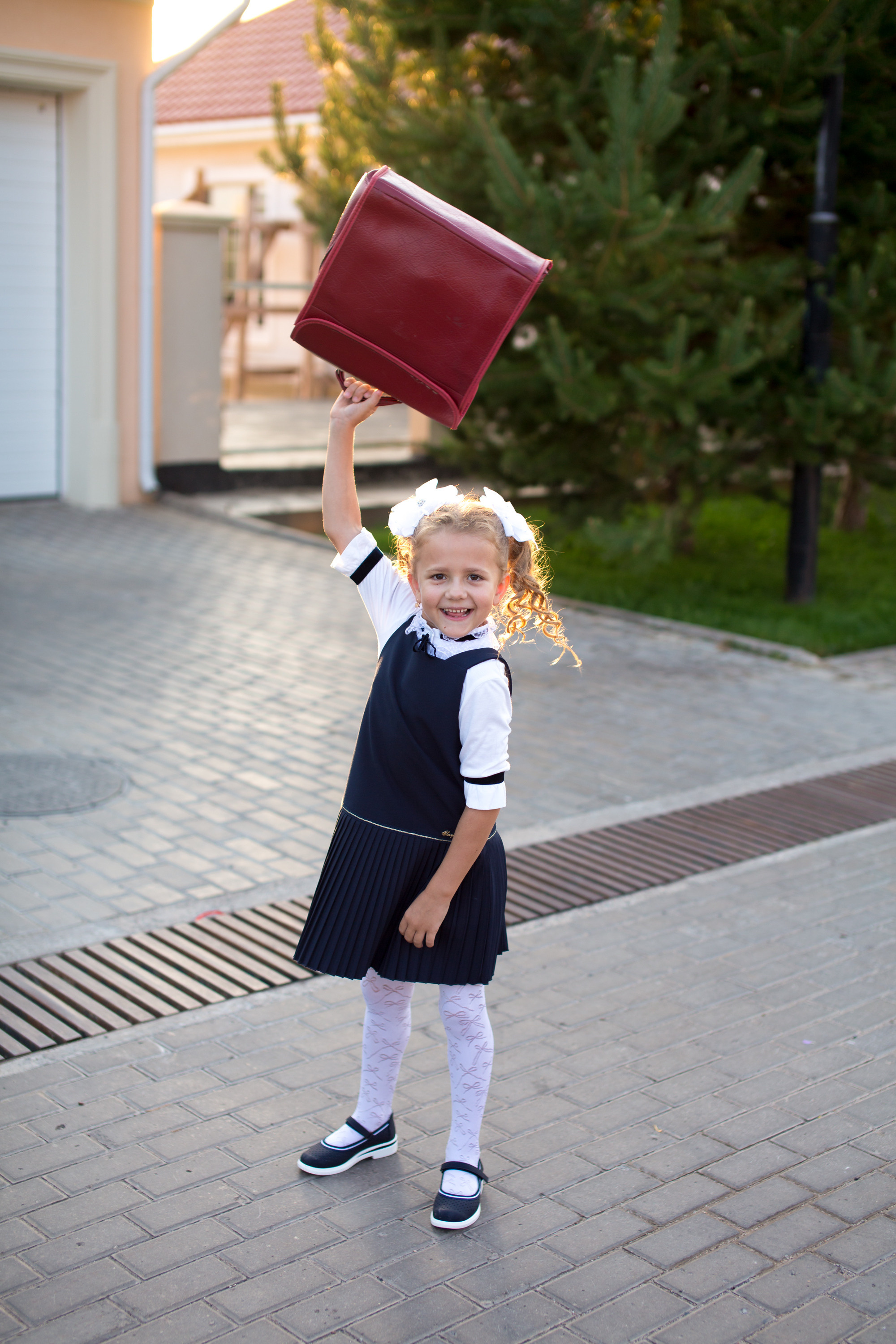 Тимофей и Полина идут в школу. Фотограф в Оренбурге. Профессиональный фотограф