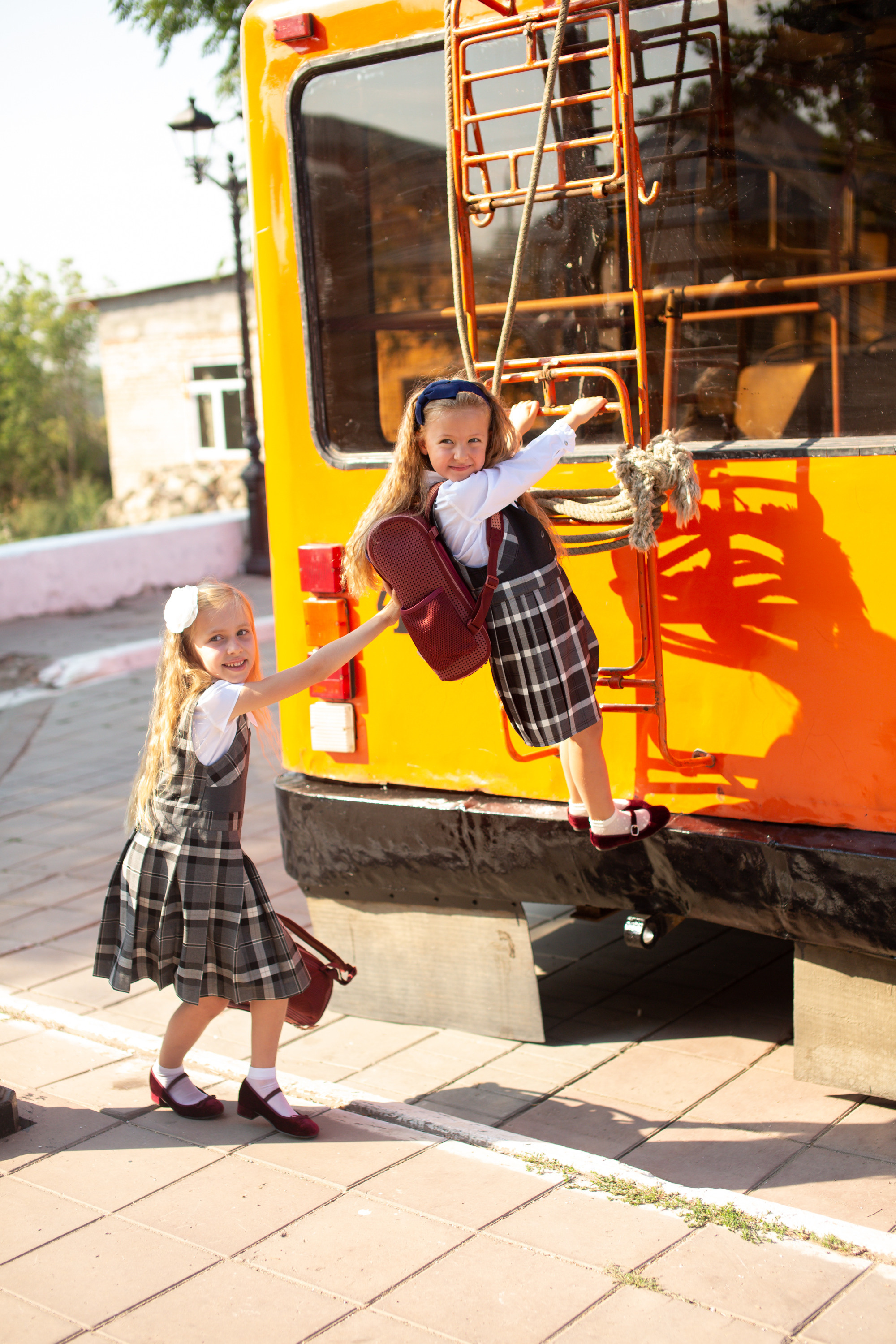 Арина и Софа идут в школу. Фотограф в Оренбурге. Профессиональный фотограф