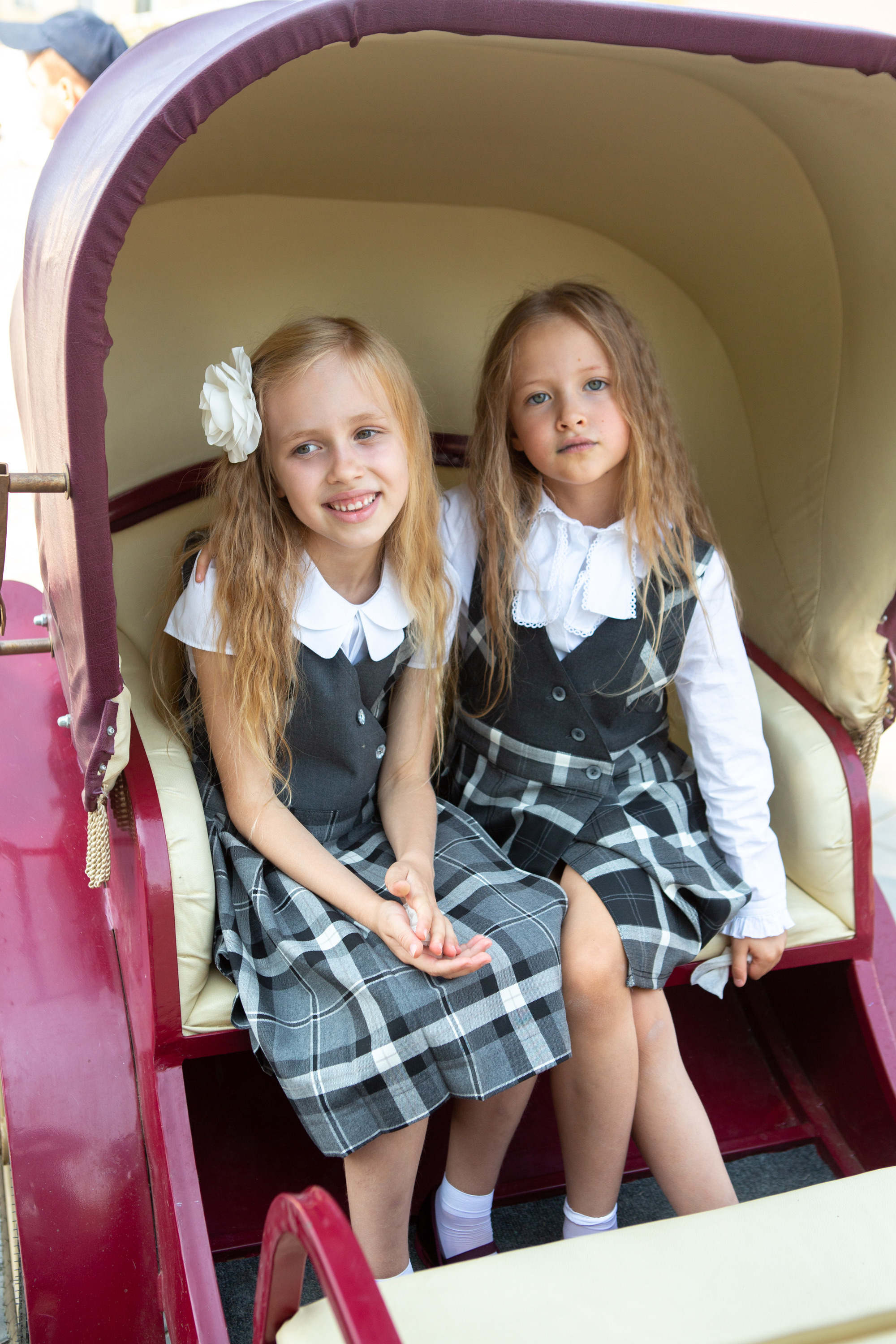 Арина и Софа идут в школу. Фотограф в Оренбурге. Профессиональный фотограф