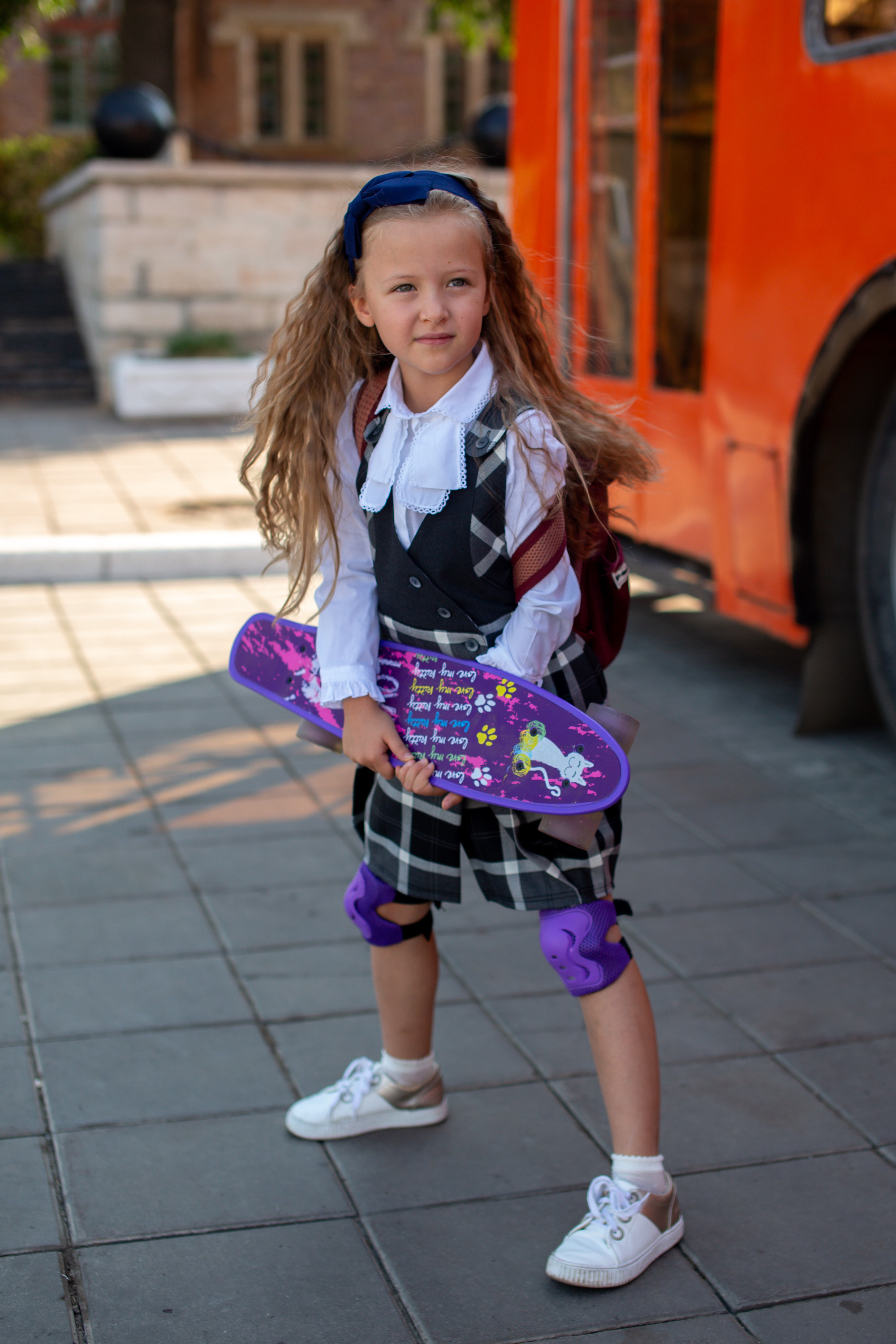 Арина и Софа идут в школу. Фотограф в Оренбурге. Профессиональный фотограф