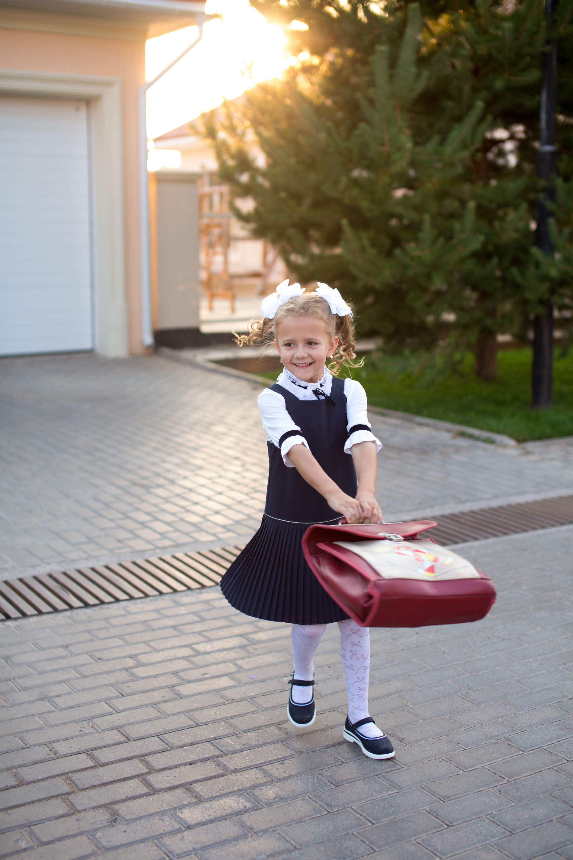 Тимофей и Полина идут в школу. Фотограф в Оренбурге. Профессиональный фотограф
