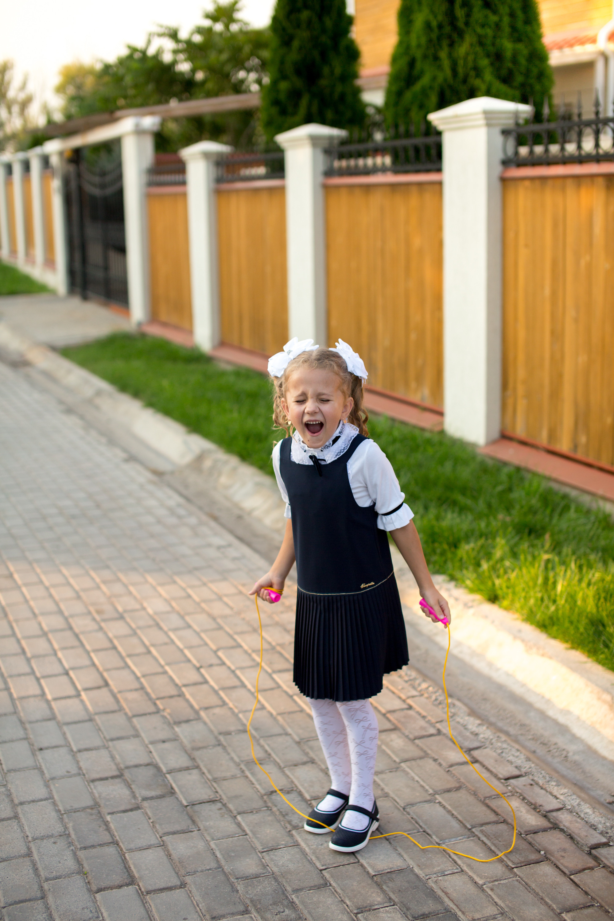 Тимофей и Полина идут в школу. Фотограф в Оренбурге. Профессиональный фотограф