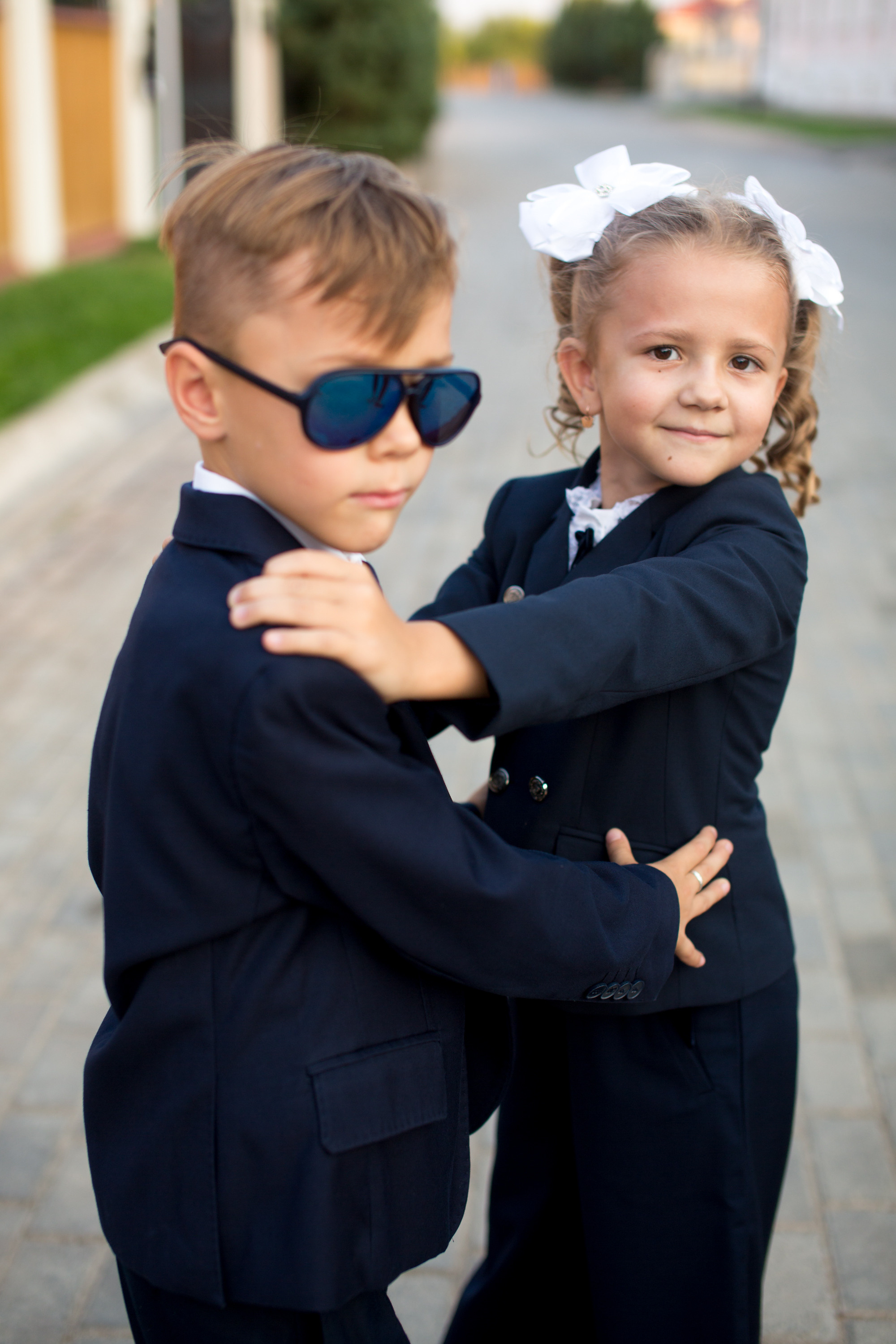 Тимофей и Полина идут в школу. Фотограф в Оренбурге. Профессиональный фотограф