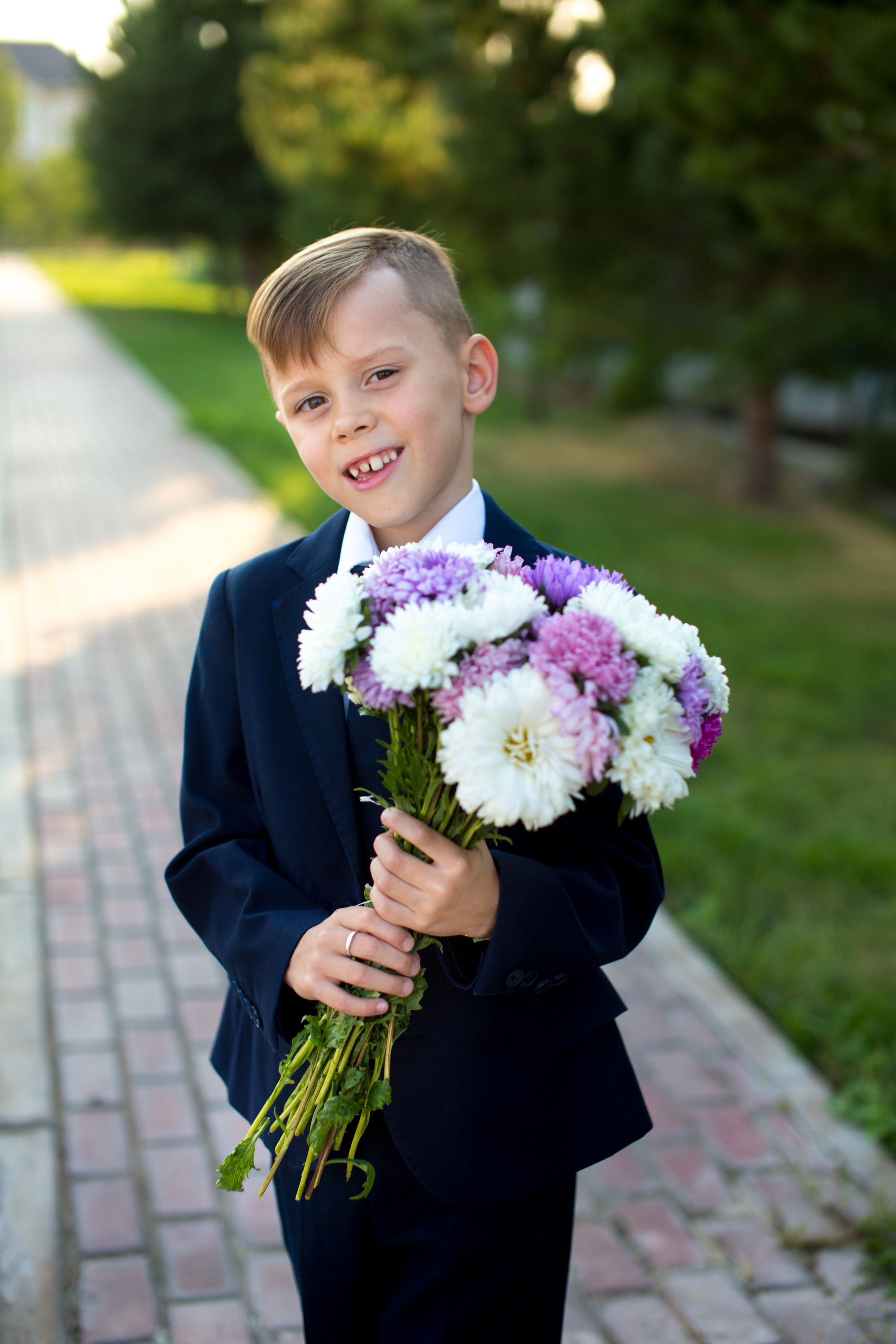 Тимофей и Полина идут в школу. Фотограф в Оренбурге. Профессиональный фотограф