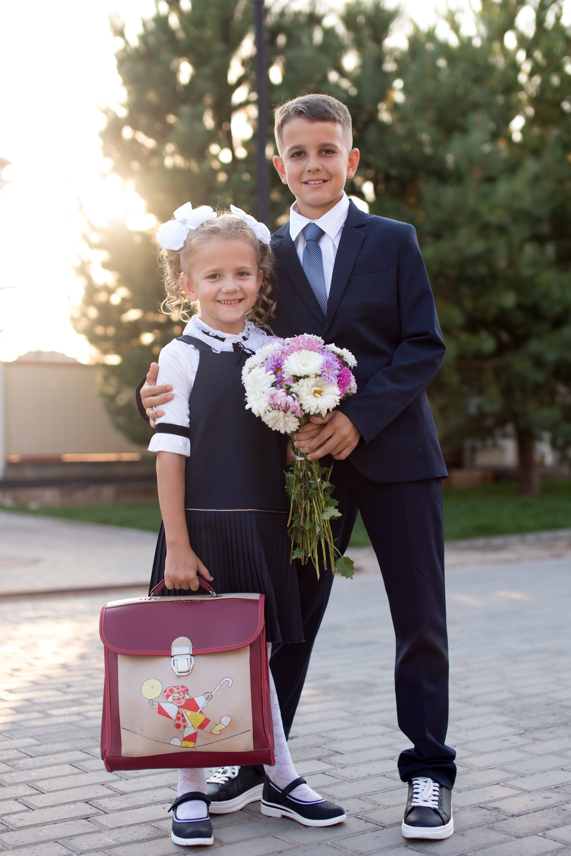 Тимофей и Полина идут в школу. Фотограф в Оренбурге. Профессиональный фотограф