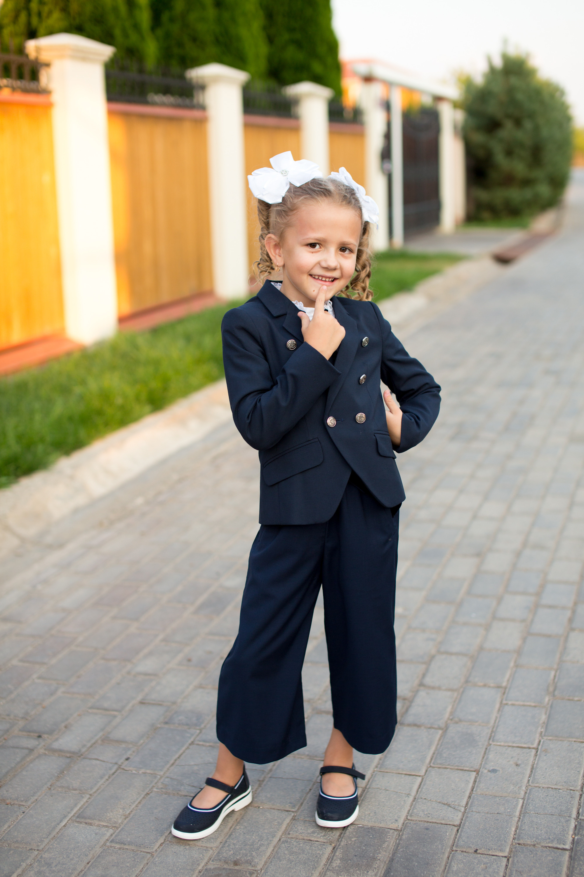 Тимофей и Полина идут в школу. Фотограф в Оренбурге. Профессиональный фотограф
