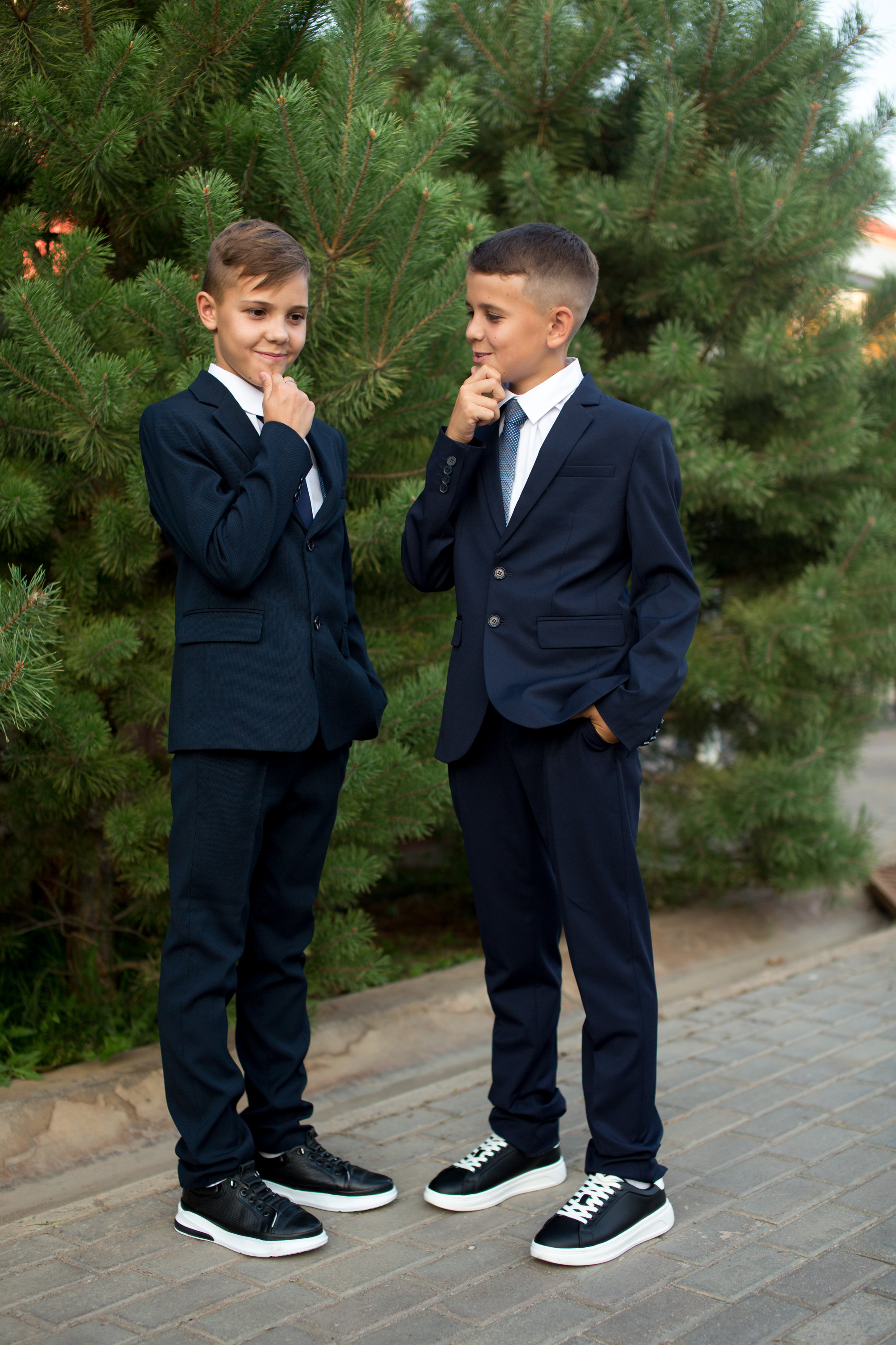 Тимофей и Полина идут в школу. Фотограф в Оренбурге. Профессиональный фотограф