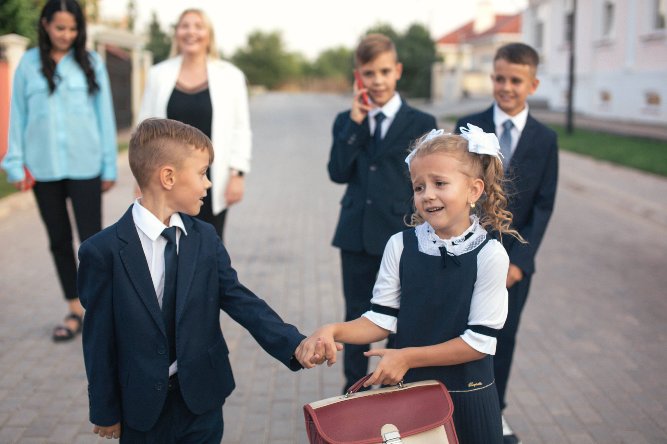 Тимофей и Полина идут в школу. Фотограф в Оренбурге. Профессиональный фотограф