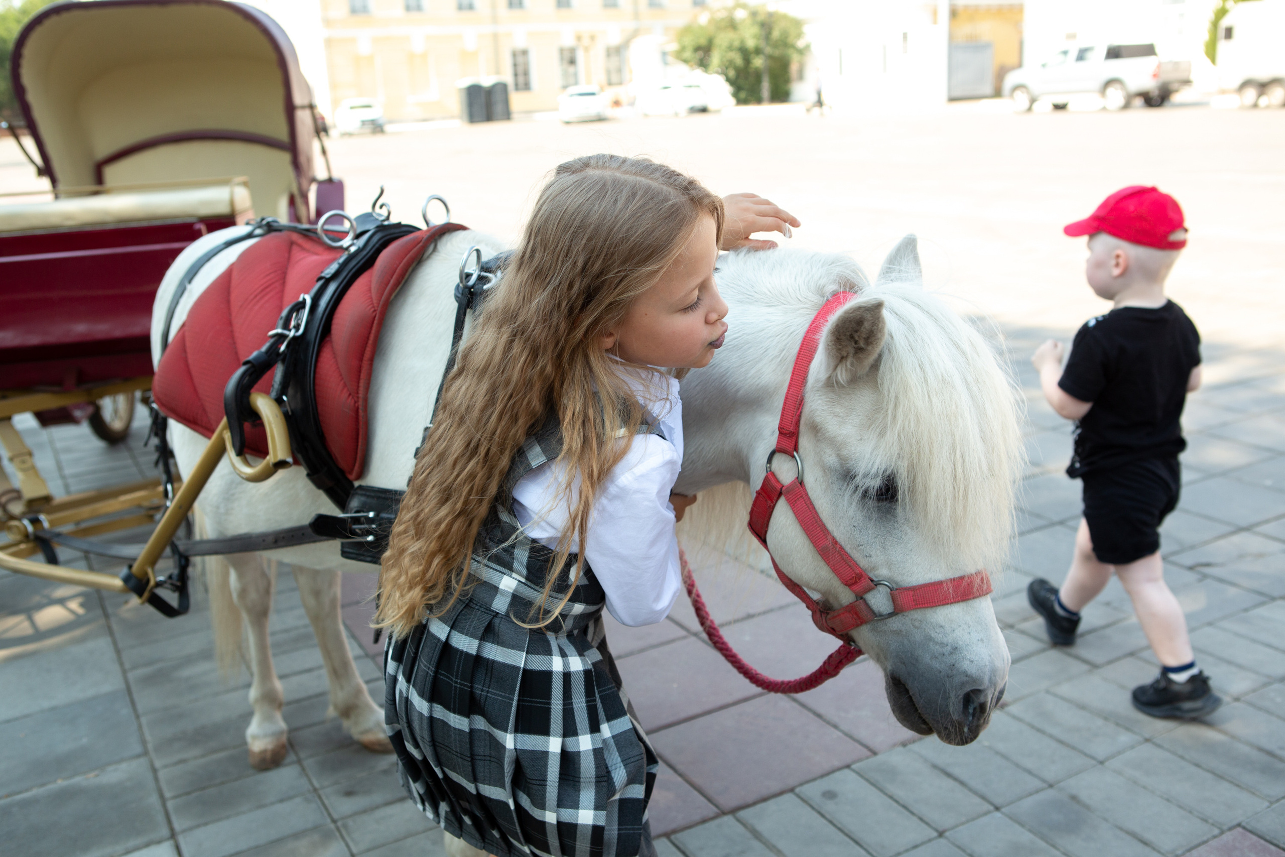 Арина и Софа идут в школу. Фотограф в Оренбурге. Профессиональный фотограф