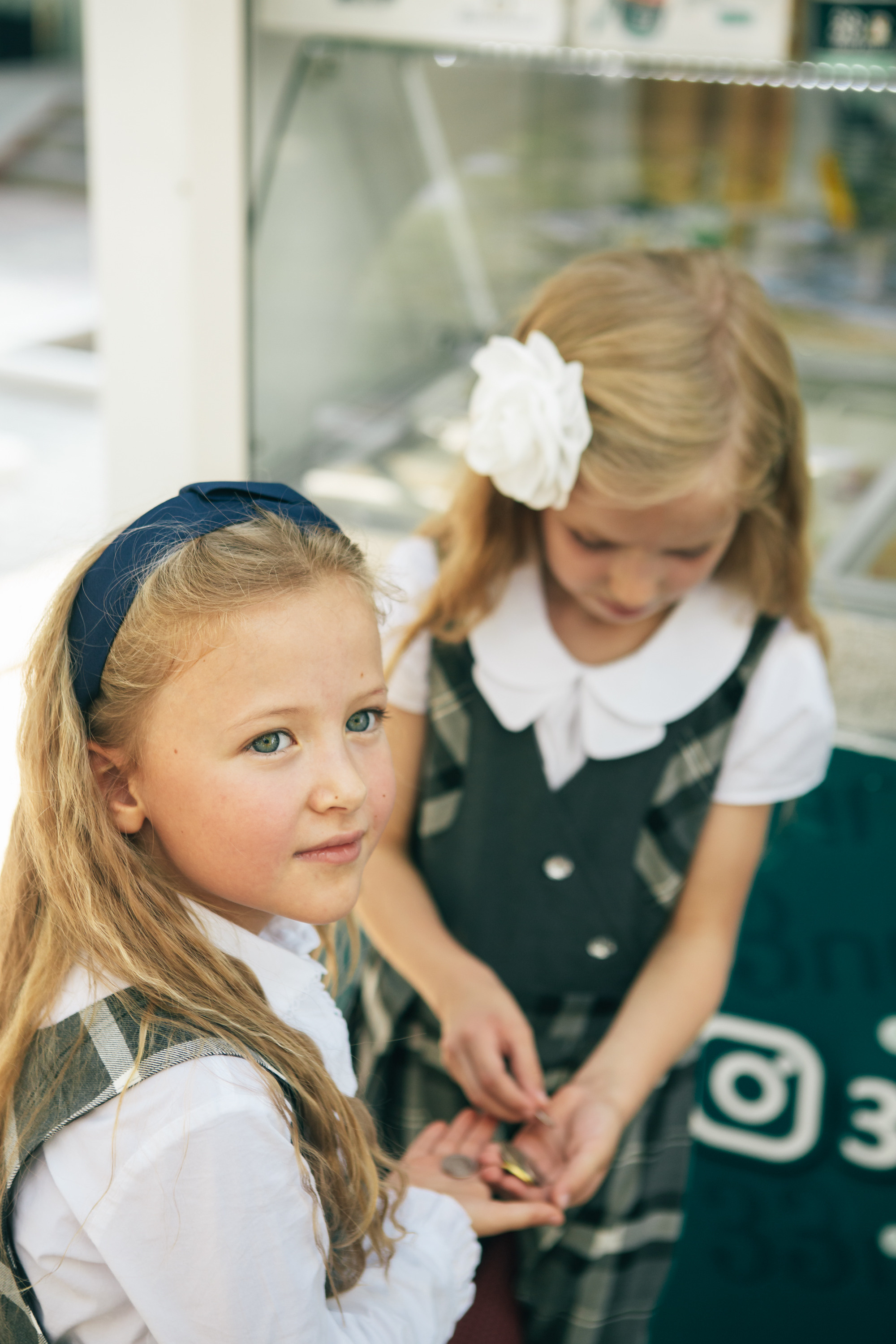 Арина и Софа идут в школу. Фотограф в Оренбурге. Профессиональный фотограф