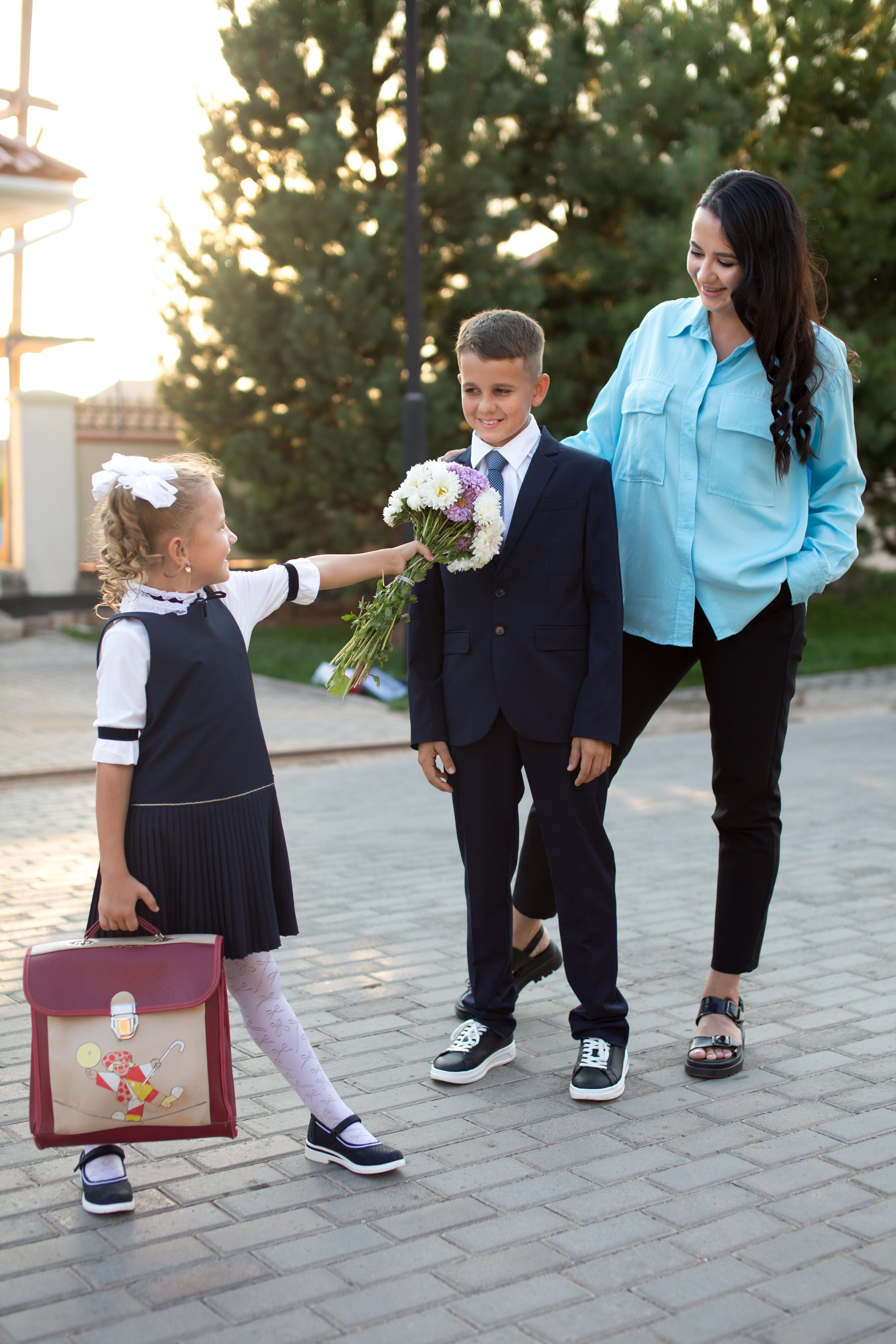 Тимофей и Полина идут в школу. Фотограф в Оренбурге. Профессиональный фотограф