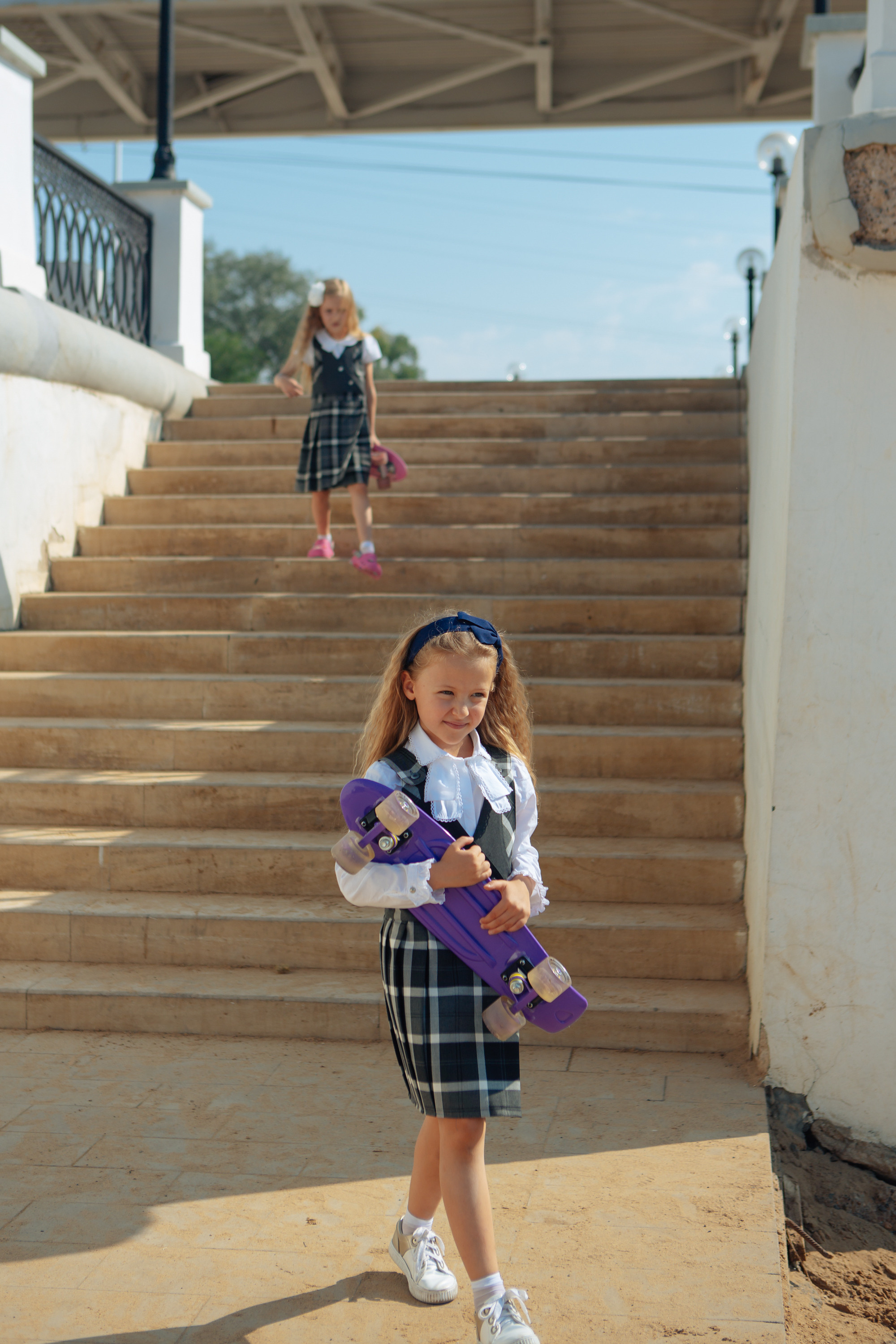Арина и Софа идут в школу. Фотограф в Оренбурге. Профессиональный фотограф