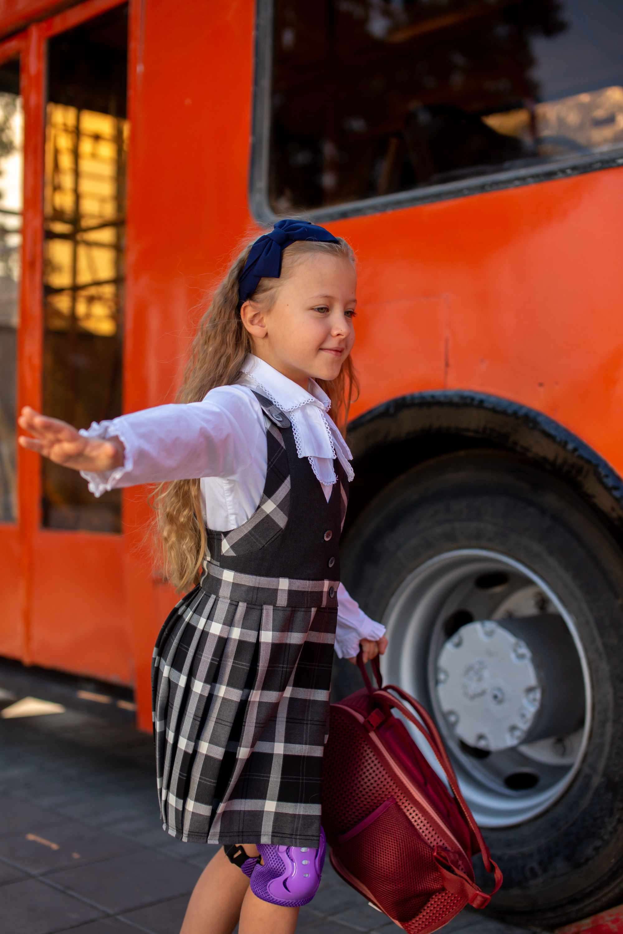 Арина и Софа идут в школу. Фотограф в Оренбурге. Профессиональный фотограф